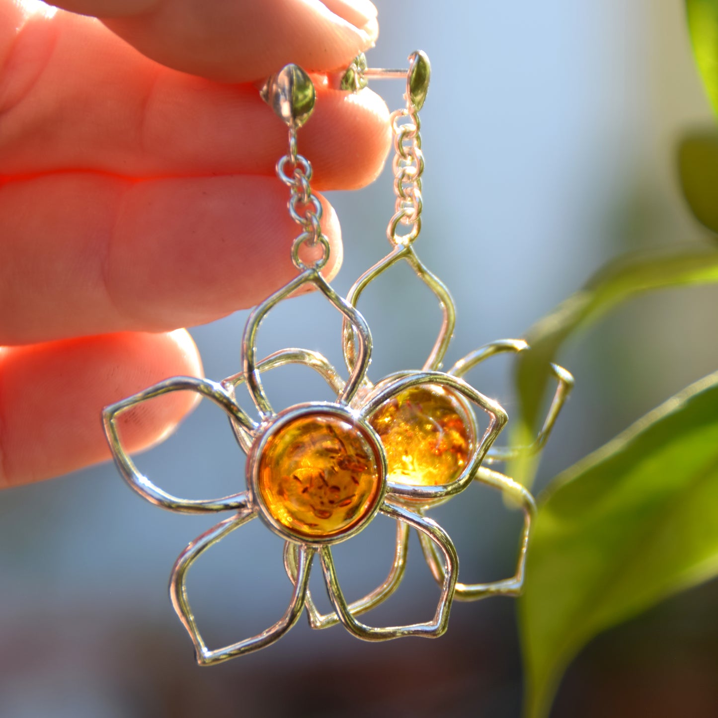 Impressionanti orecchini pendenti creati con grandi fiori in Ambra naturale di tonalità cognac e Argento 925, MJ Baltica, BK132