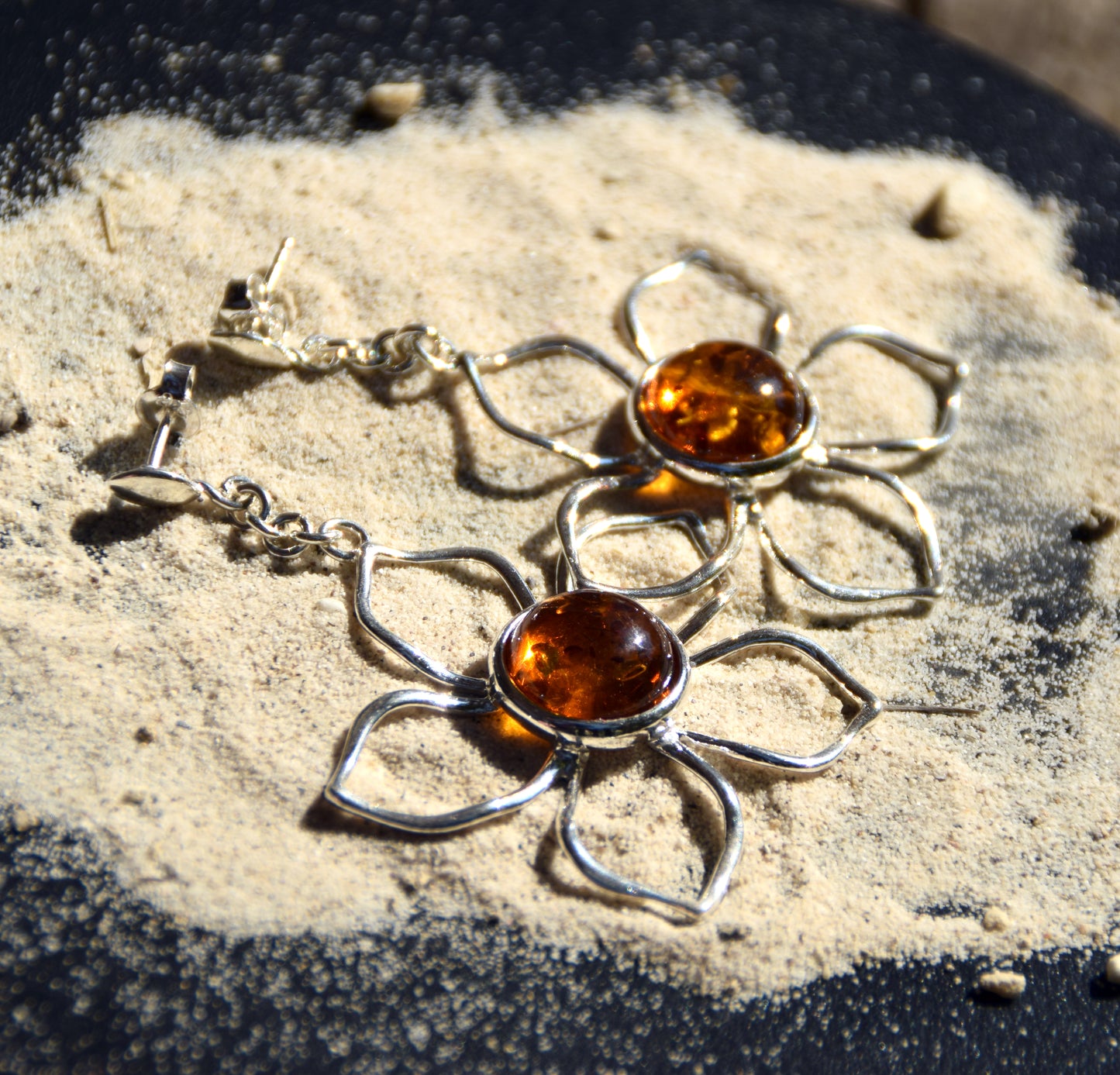 Impressionanti orecchini pendenti creati con grandi fiori in Ambra naturale di tonalità cognac e Argento 925, MJ Baltica, BK132