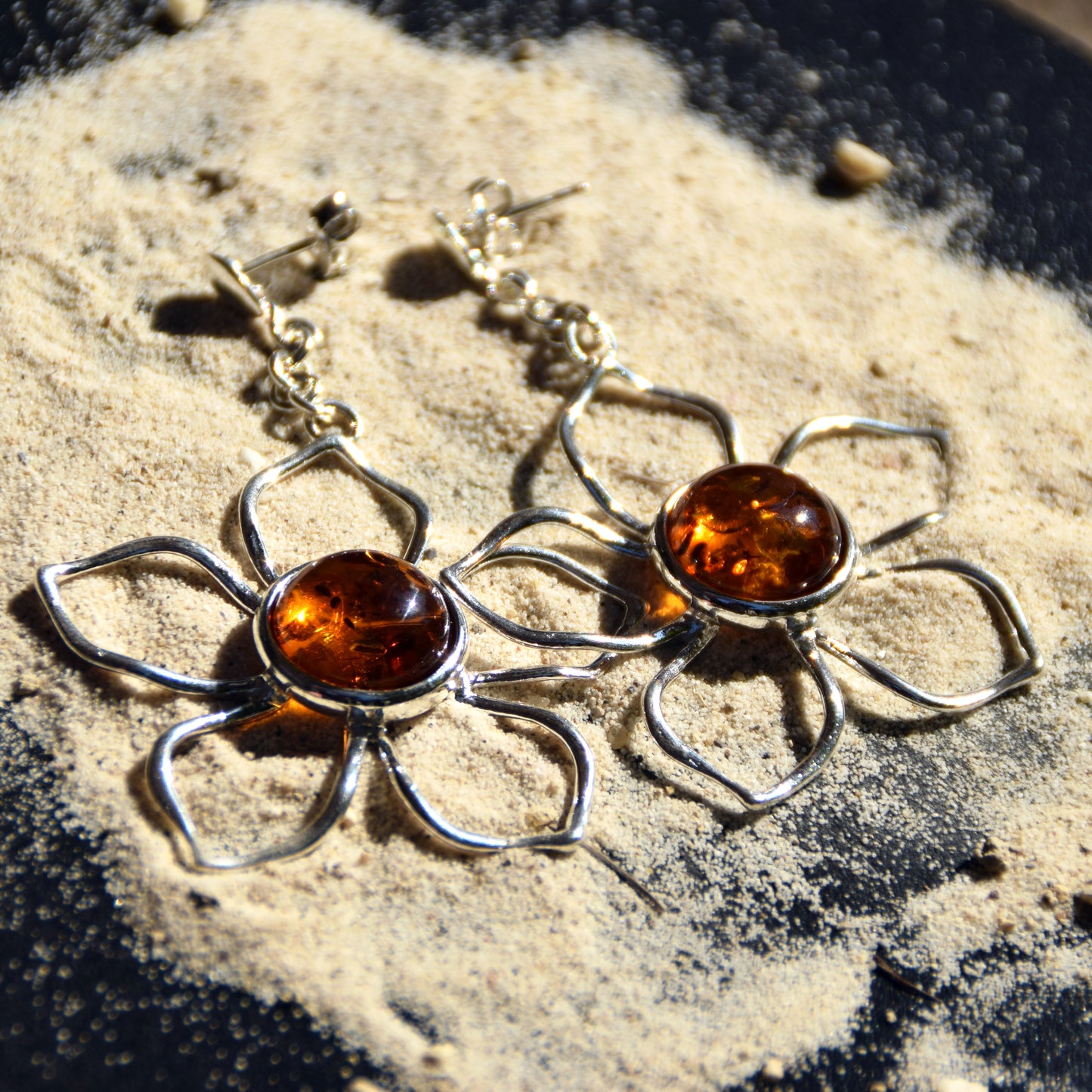 Impressionanti orecchini pendenti creati con grandi fiori in Ambra naturale di tonalità cognac e Argento 925, MJ Baltica, BK132