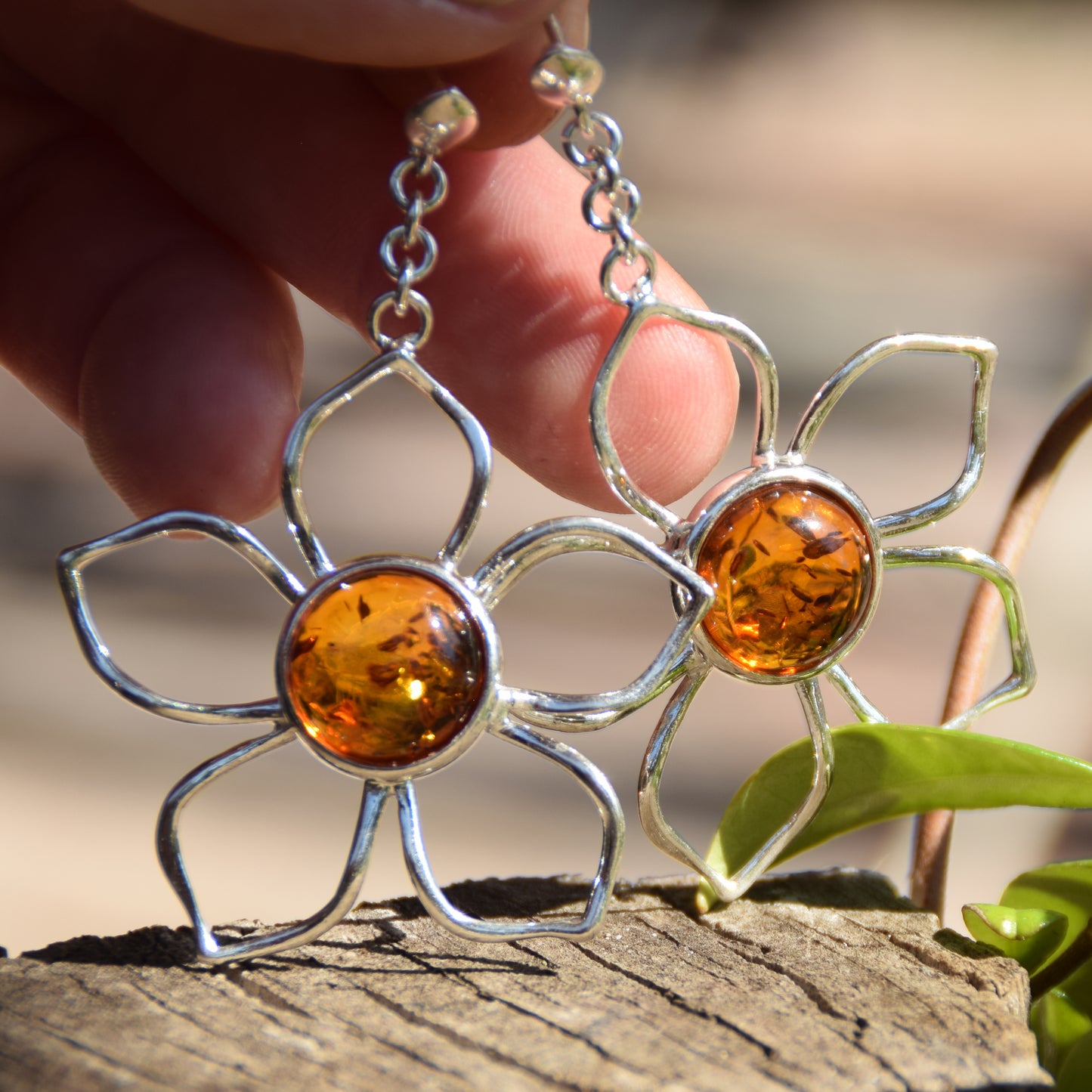 Impressionanti orecchini pendenti creati con grandi fiori in Ambra naturale di tonalità cognac e Argento 925, MJ Baltica, BK132