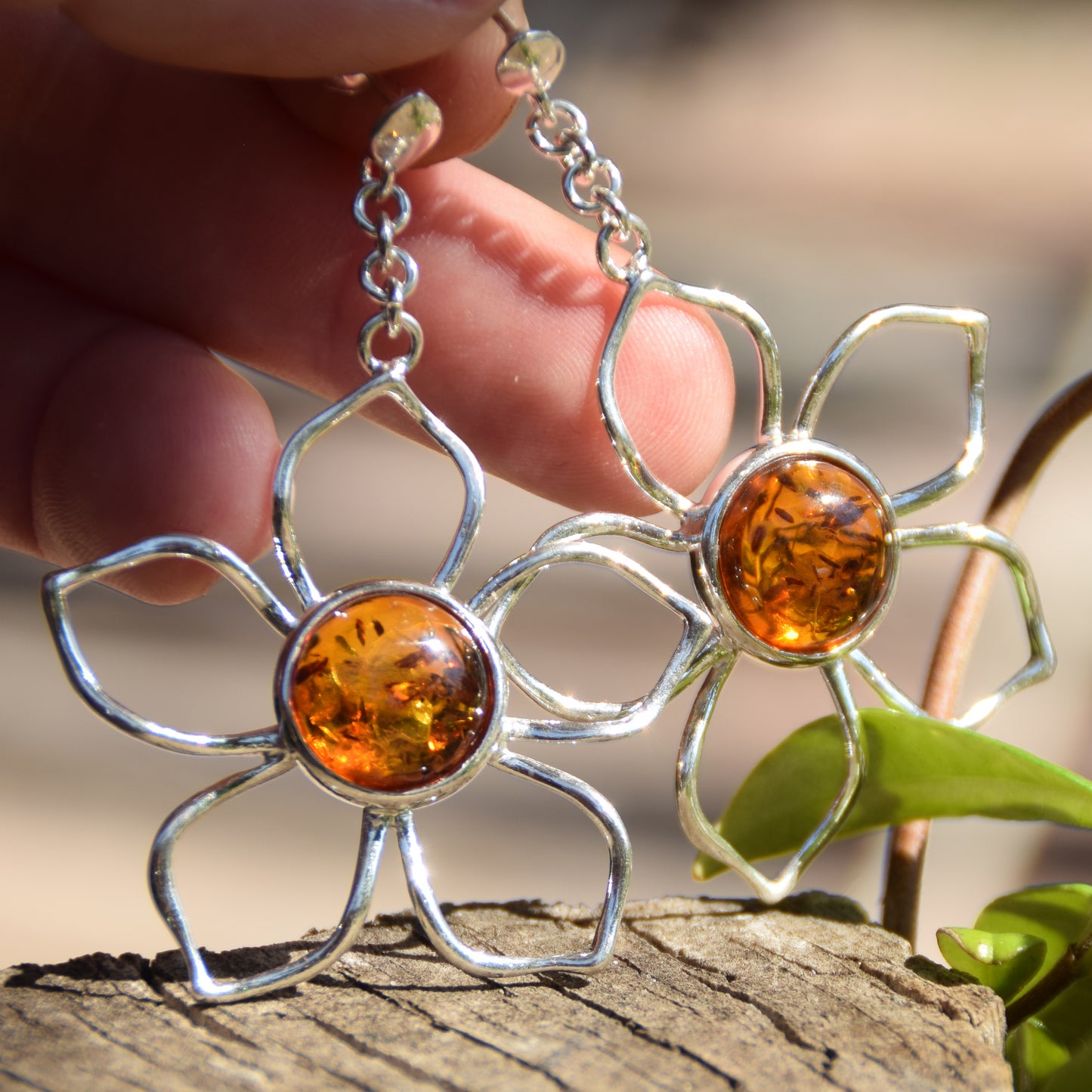 Impressionanti orecchini pendenti creati con grandi fiori in Ambra naturale di tonalità cognac e Argento 925, MJ Baltica, BK132