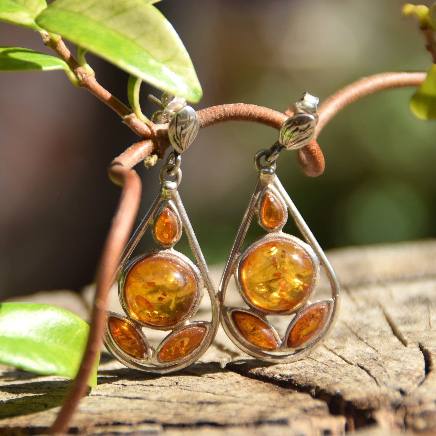 Orecchini pendenti a forma di goccia con mosaico di Ambra naturale color cognac e Argento 925, MJ Baltica, BK148