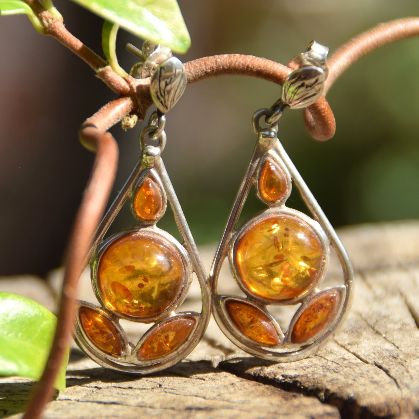 Orecchini pendenti a forma di goccia con mosaico di Ambra naturale color cognac e Argento 925, MJ Baltica, BK148
