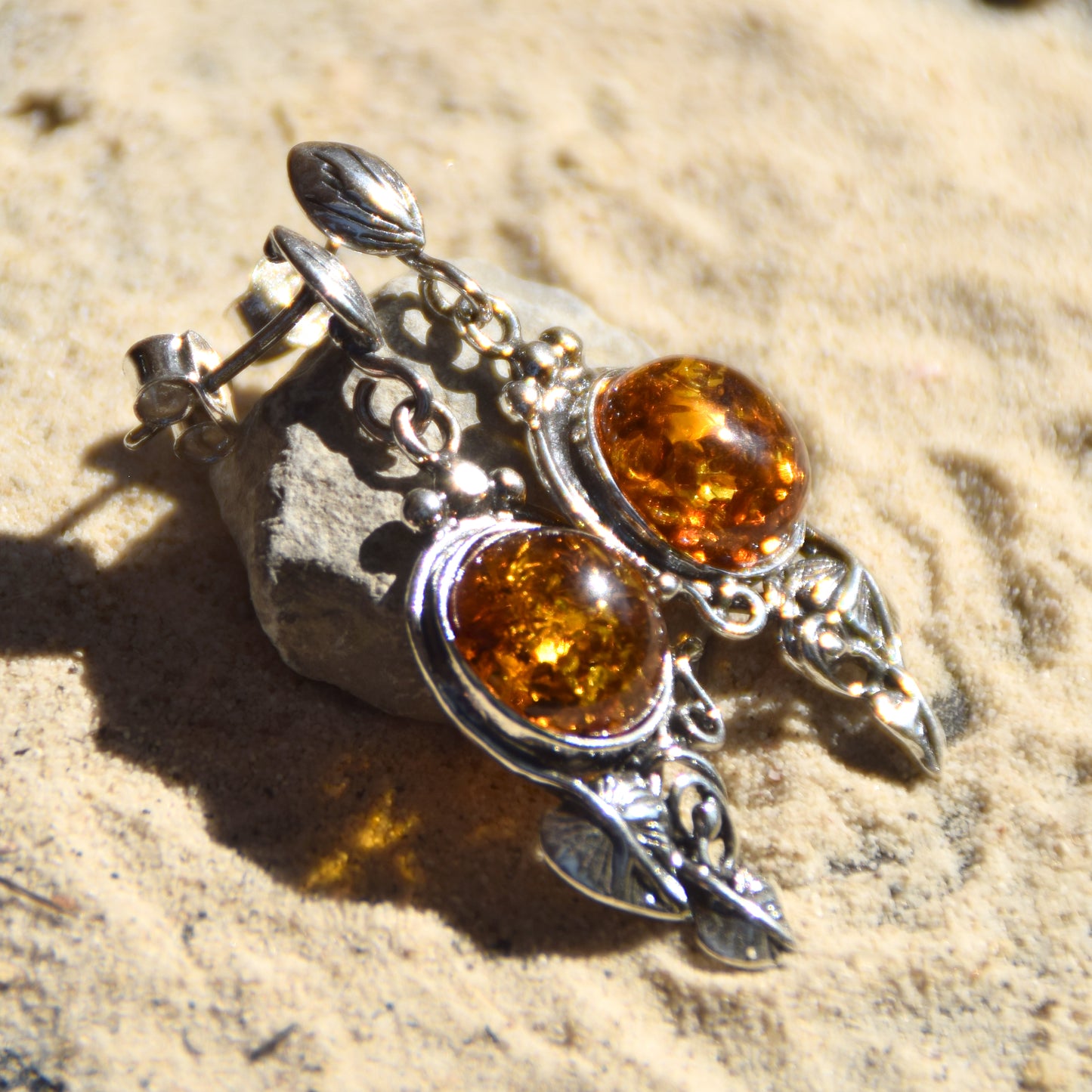 Classici orecchini pendenti in stile vintage con Argento 925 e Ambra cognac naturale, MJ Baltica, BK154