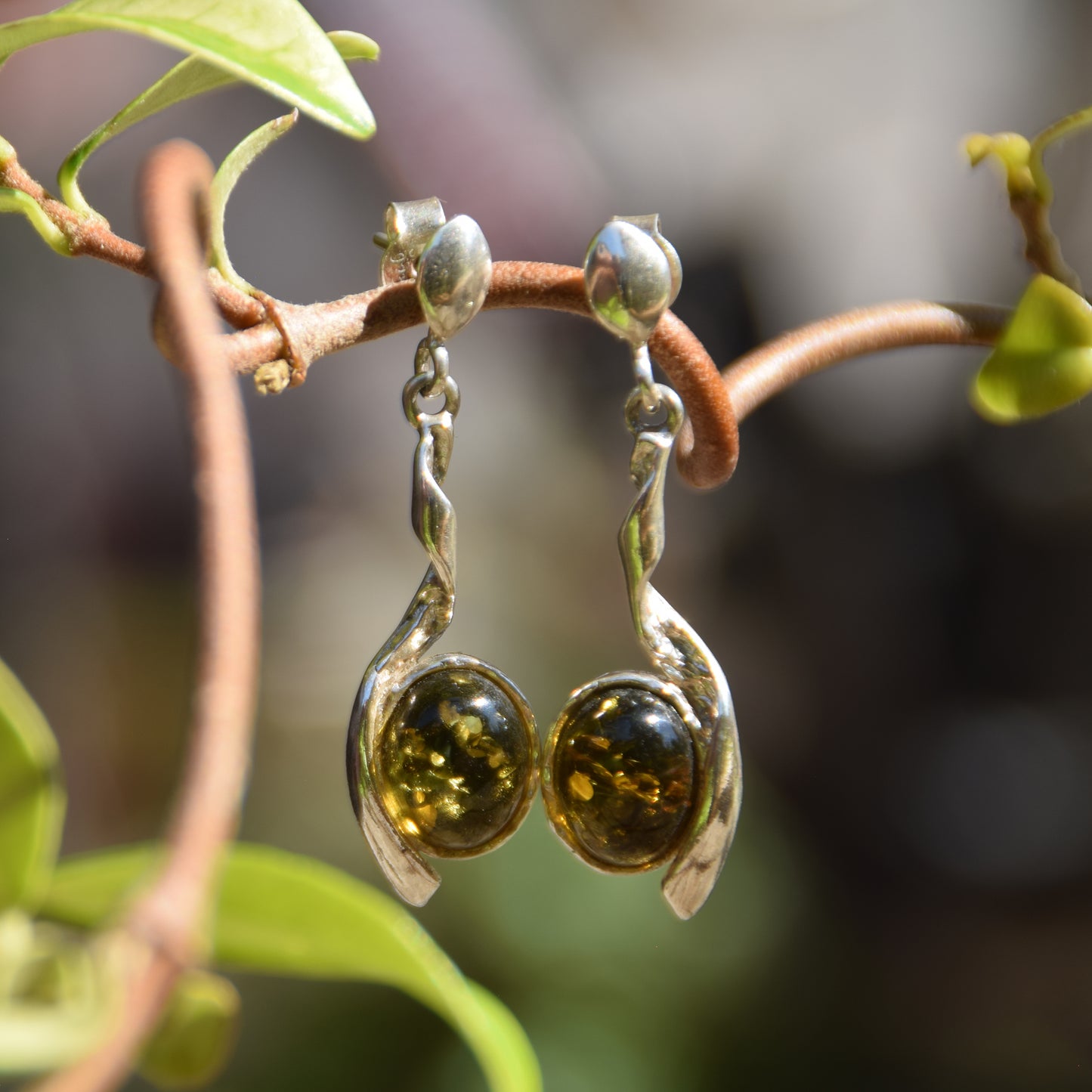 Orecchini pendenti a goccia creati con Ambra naturale color verde e Argento 925, MJ Baltica, BK156
