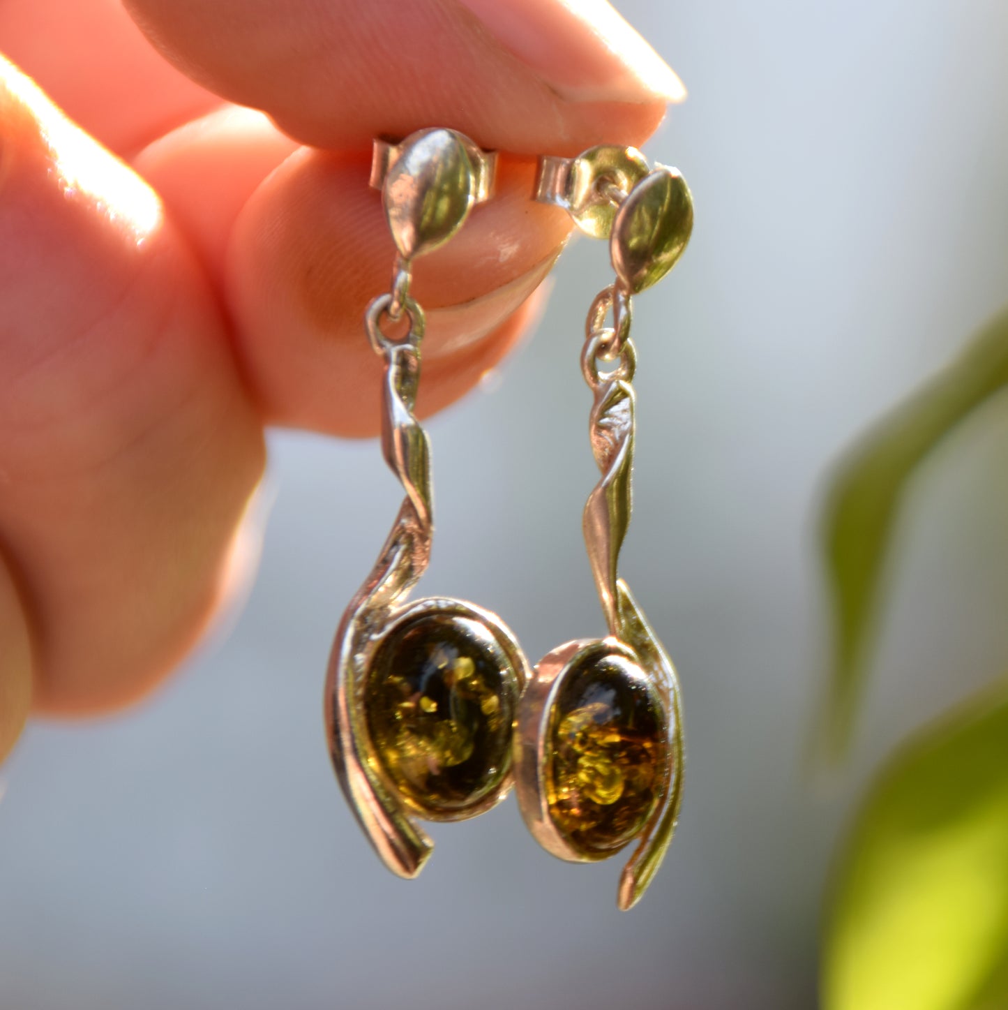 Orecchini pendenti a goccia creati con Ambra naturale color verde e Argento 925, MJ Baltica, BK156