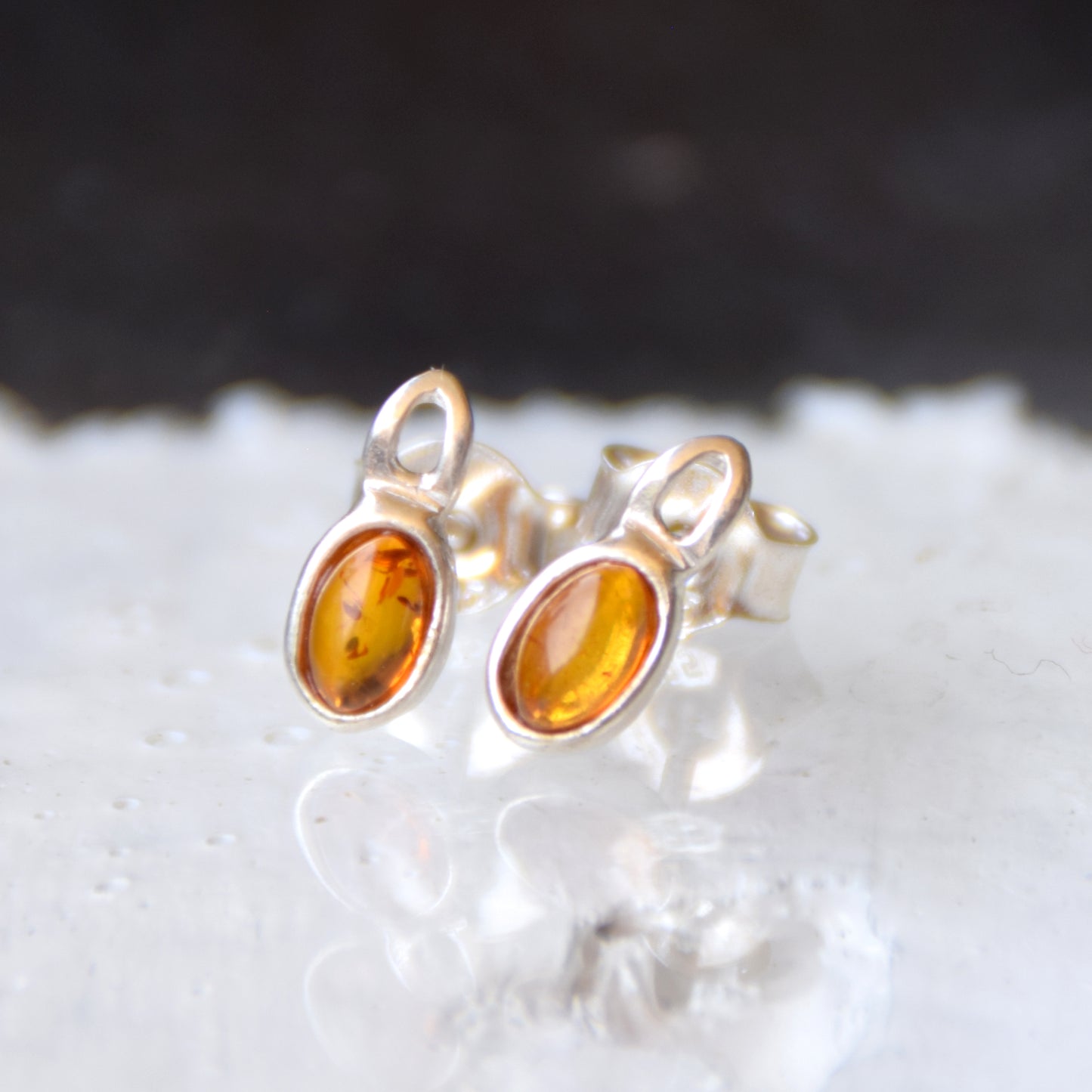 Delicati orecchini con Ambra naturale color cognac e Argento 925, MJ Baltica, BK175