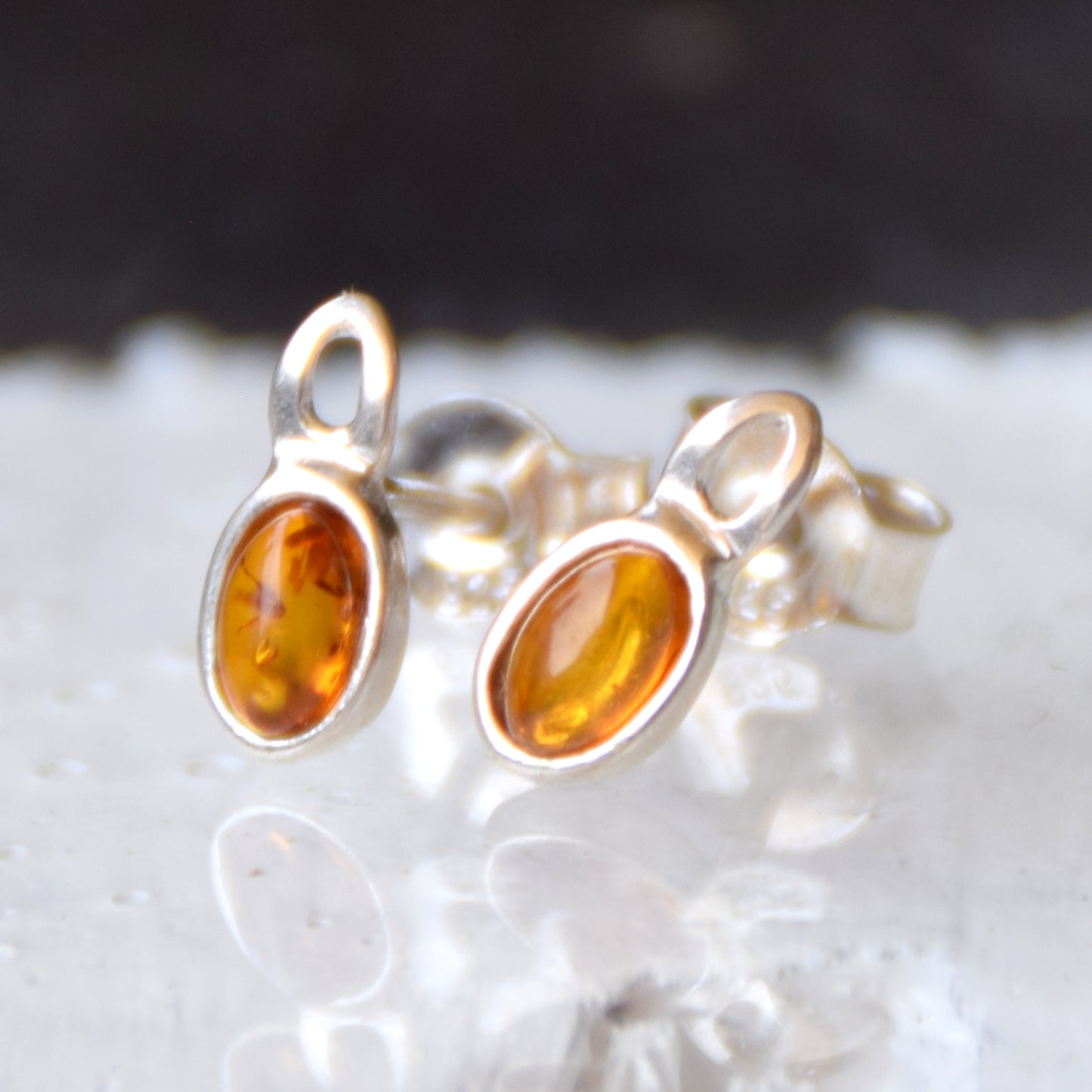 Delicati orecchini con Ambra naturale color cognac e Argento 925, MJ Baltica, BK175