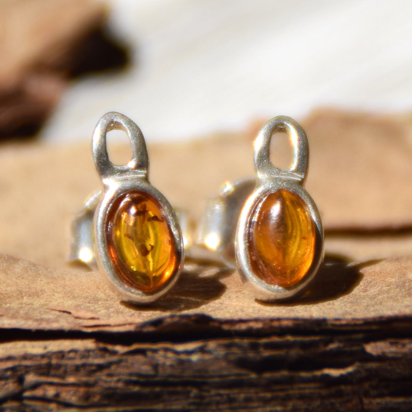 Delicati orecchini con Ambra naturale color cognac e Argento 925, MJ Baltica, BK175