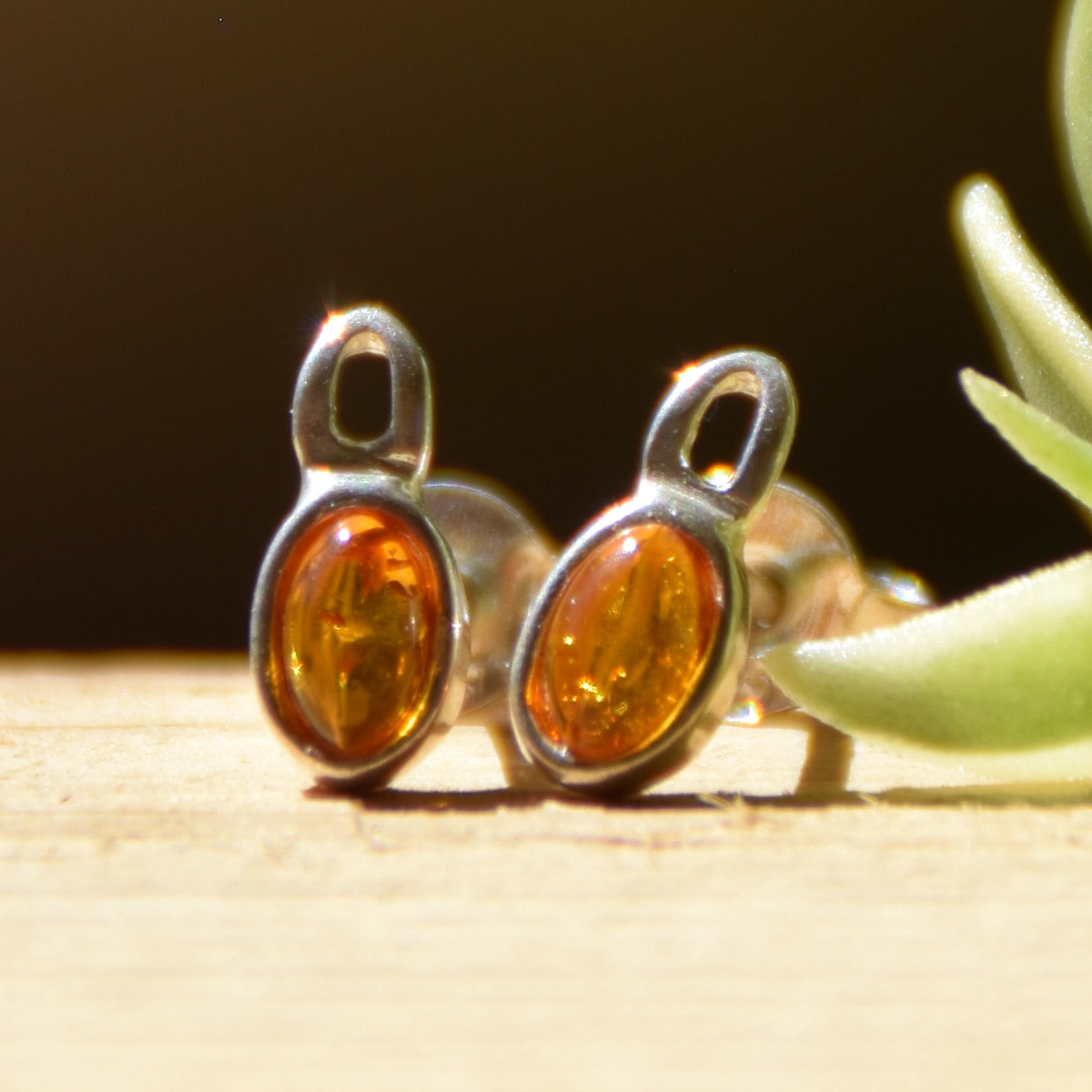 Delicati orecchini con Ambra naturale color cognac e Argento 925, MJ Baltica, BK175