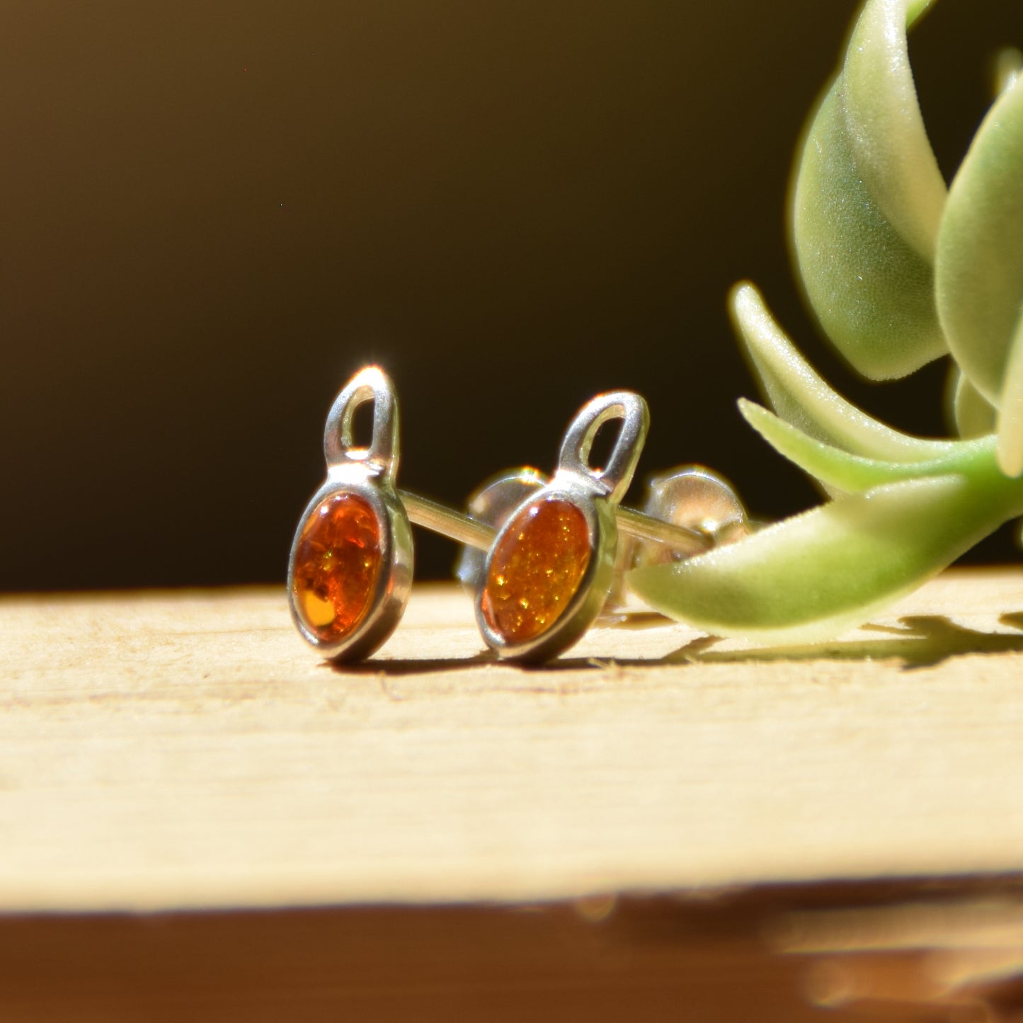 Delicati orecchini con Ambra naturale color cognac e Argento 925, MJ Baltica, BK175