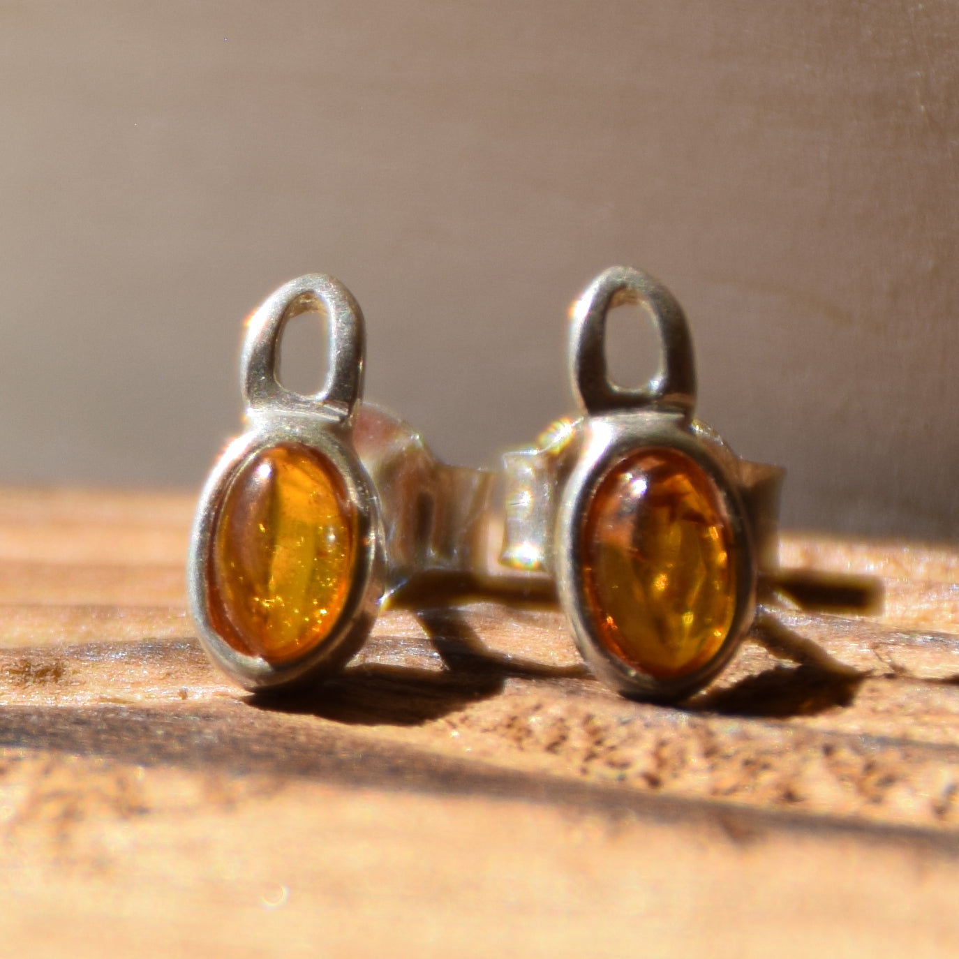 Delicati orecchini con Ambra naturale color cognac e Argento 925, MJ Baltica, BK175
