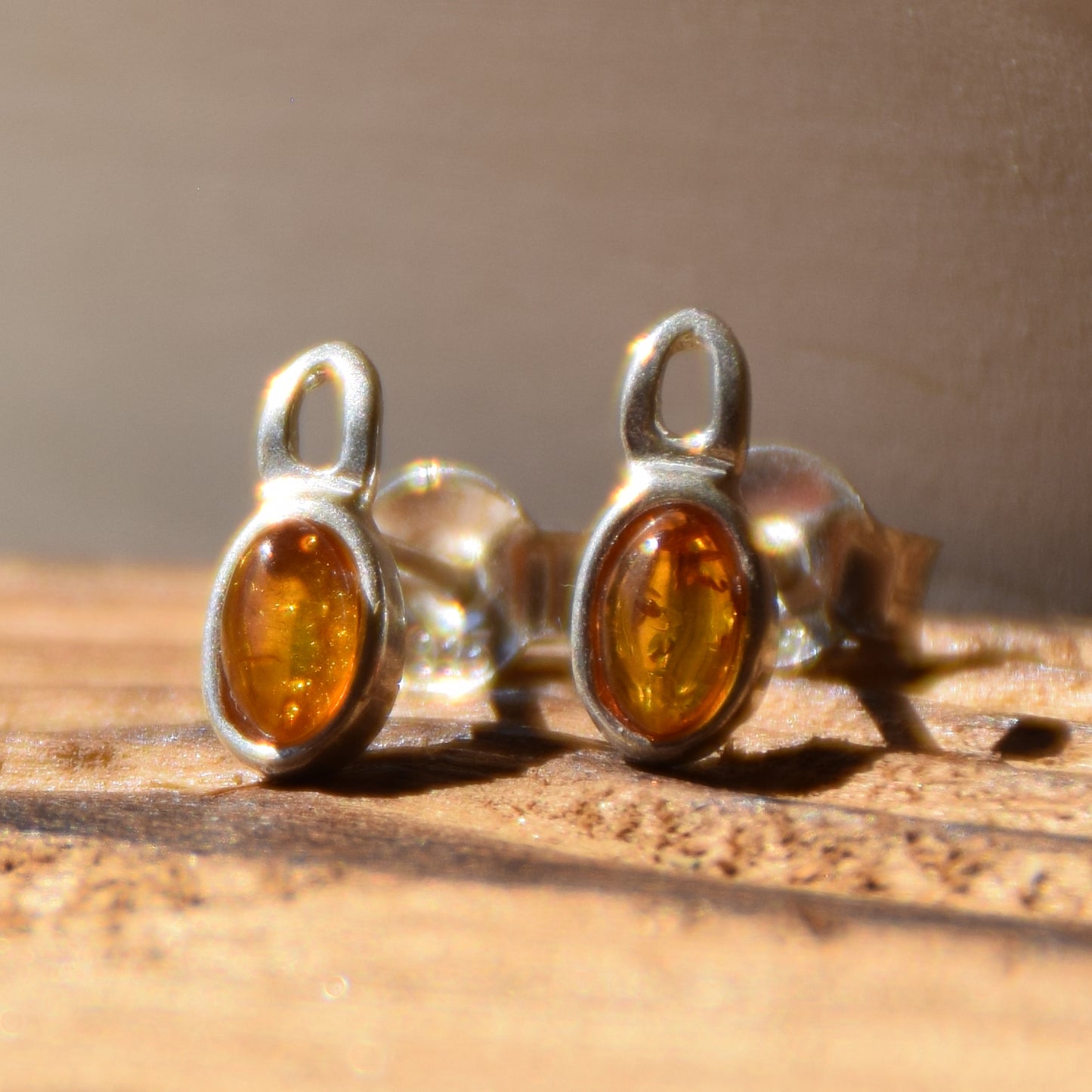 Delicati orecchini con Ambra naturale color cognac e Argento 925, MJ Baltica, BK175
