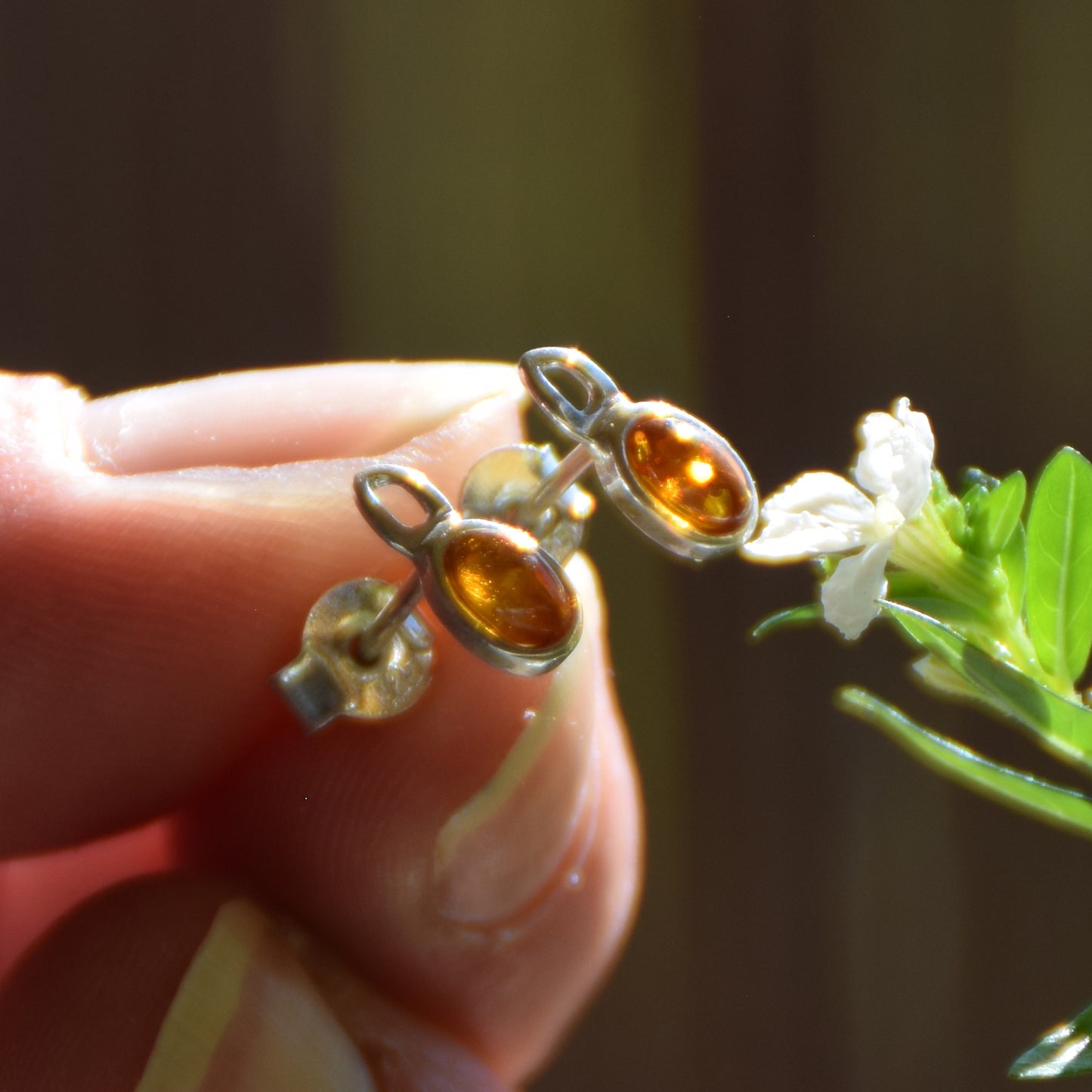 Delicati orecchini con Ambra naturale color cognac e Argento 925, MJ Baltica, BK175