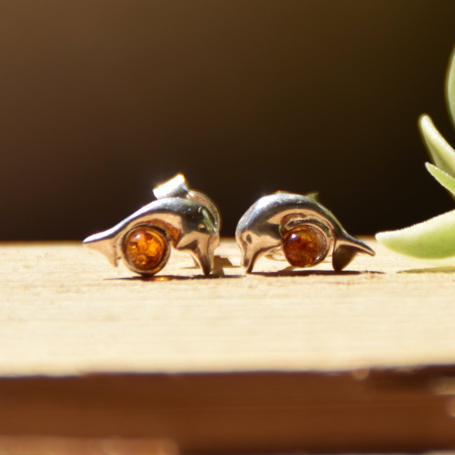 Orecchini con delfino creati con Ambra naturale color cognac e Argento 925, MJ Baltica, BK178