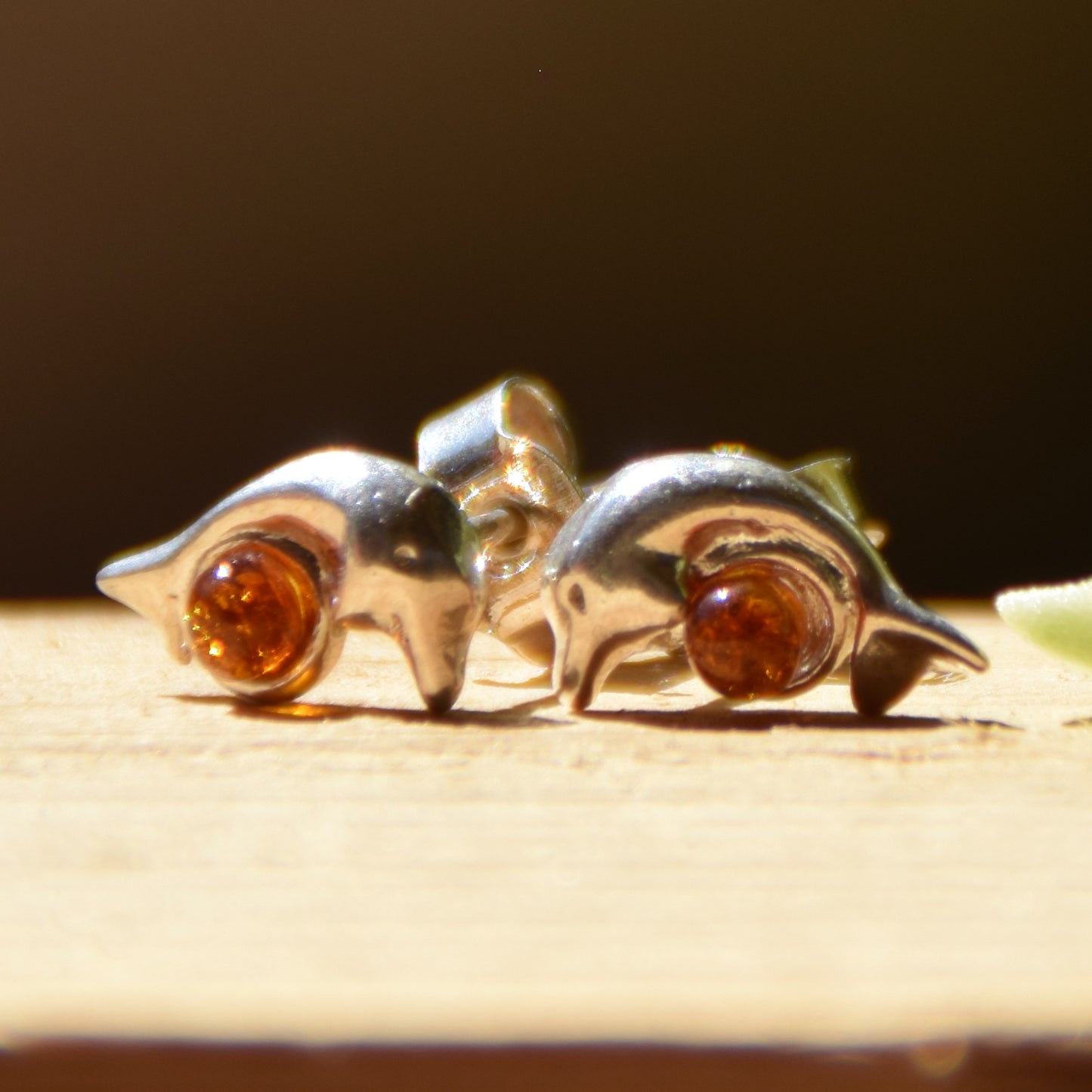 Orecchini con delfino creati con Ambra naturale color cognac e Argento 925, MJ Baltica, BK178