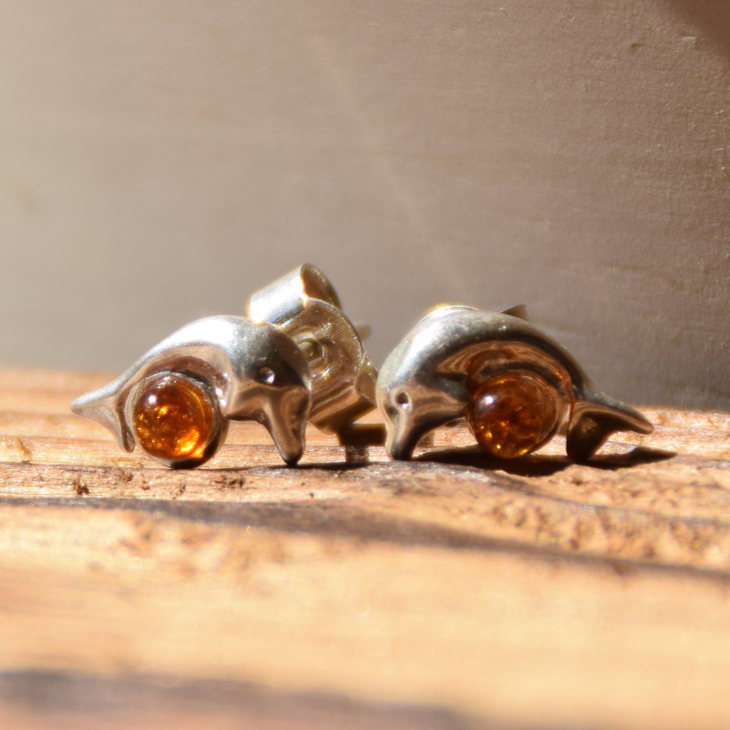 Orecchini con delfino creati con Ambra naturale color cognac e Argento 925, MJ Baltica, BK178
