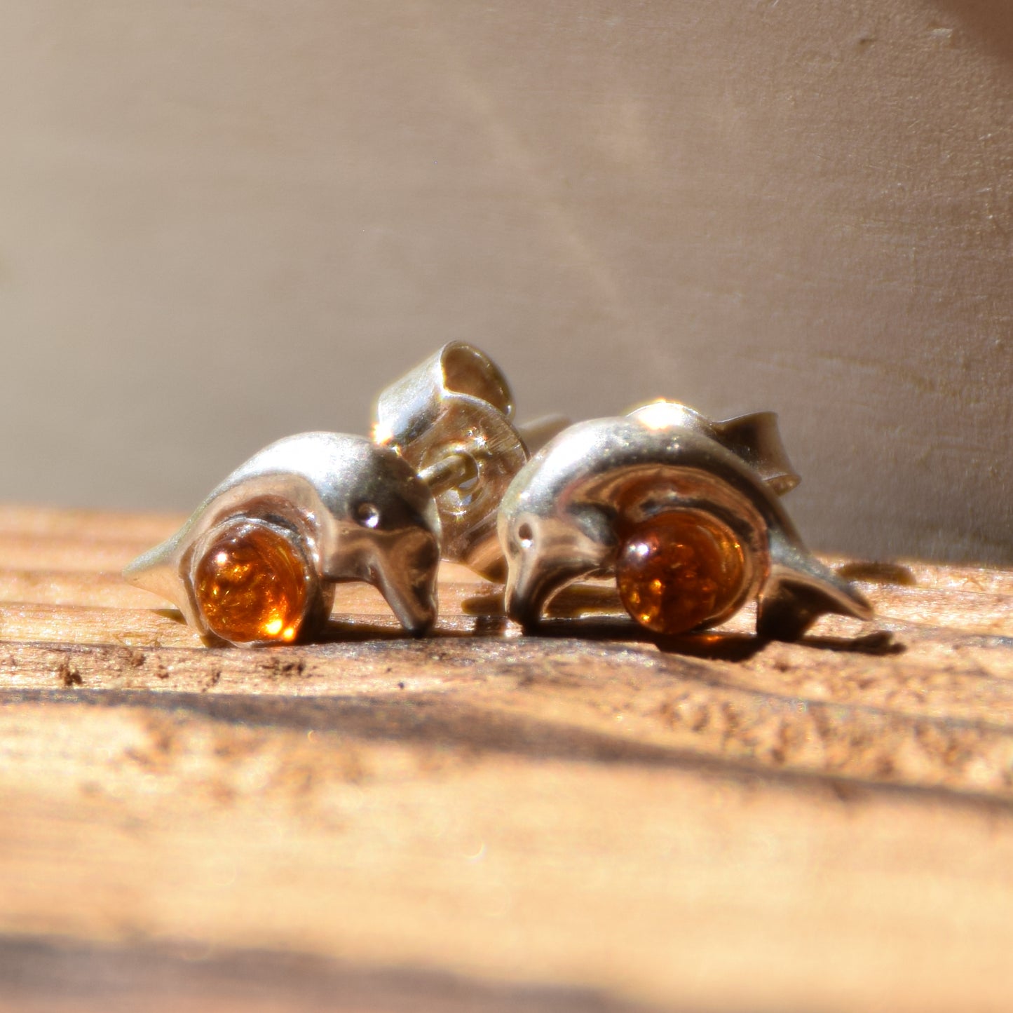 Orecchini con delfino creati con Ambra naturale color cognac e Argento 925, MJ Baltica, BK178