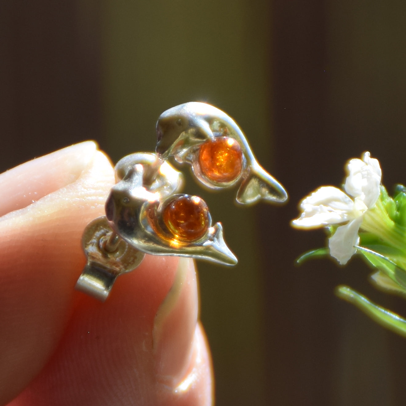 Orecchini con delfino creati con Ambra naturale color cognac e Argento 925, MJ Baltica, BK178