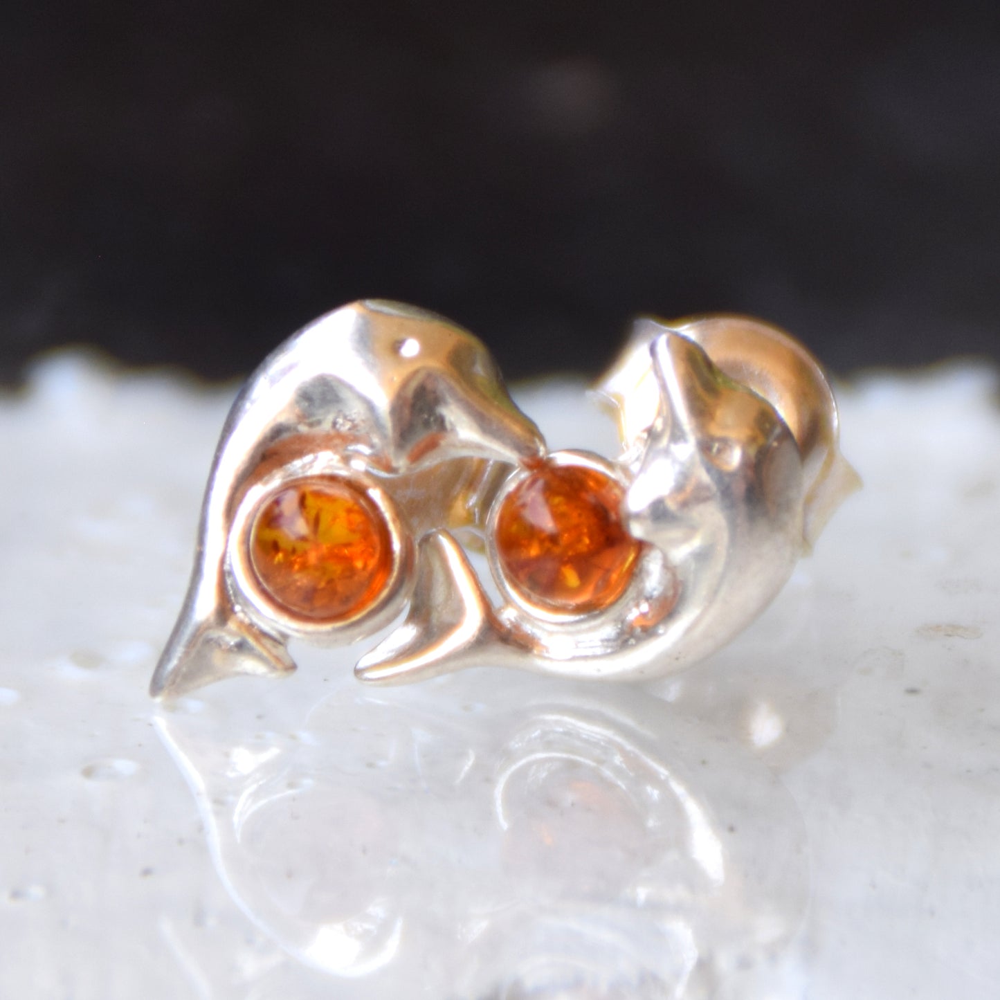 Orecchini con delfino creati con Ambra naturale color cognac e Argento 925, MJ Baltica, BK178