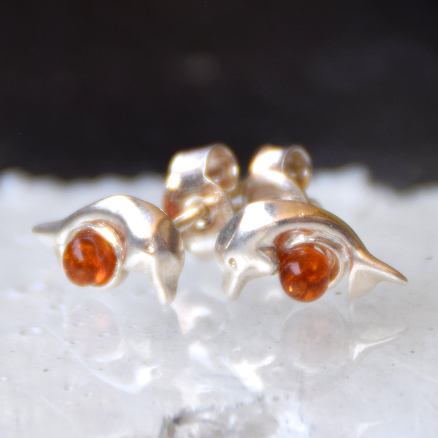 Orecchini con delfino creati con Ambra naturale color cognac e Argento 925, MJ Baltica, BK178