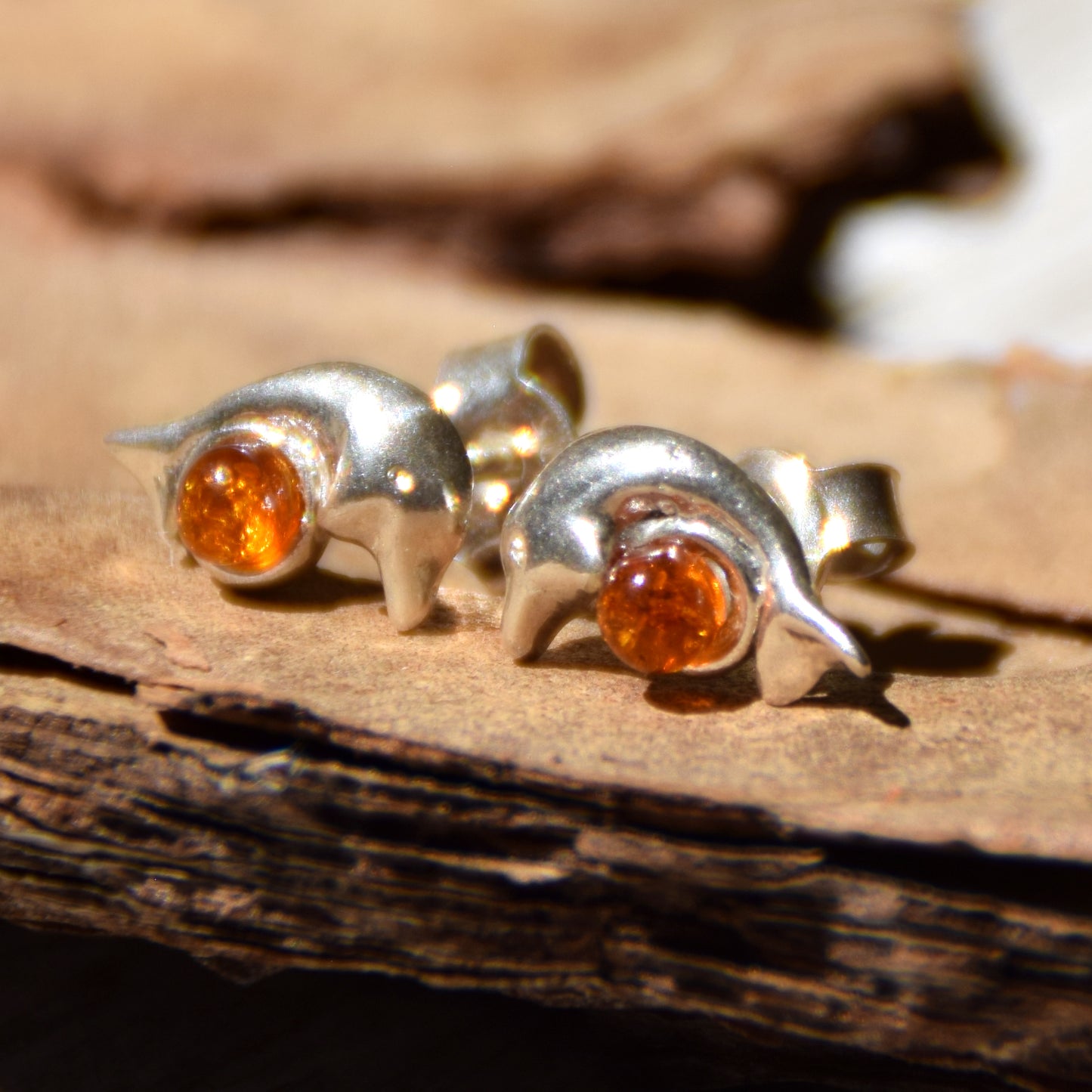 Orecchini con delfino creati con Ambra naturale color cognac e Argento 925, MJ Baltica, BK178