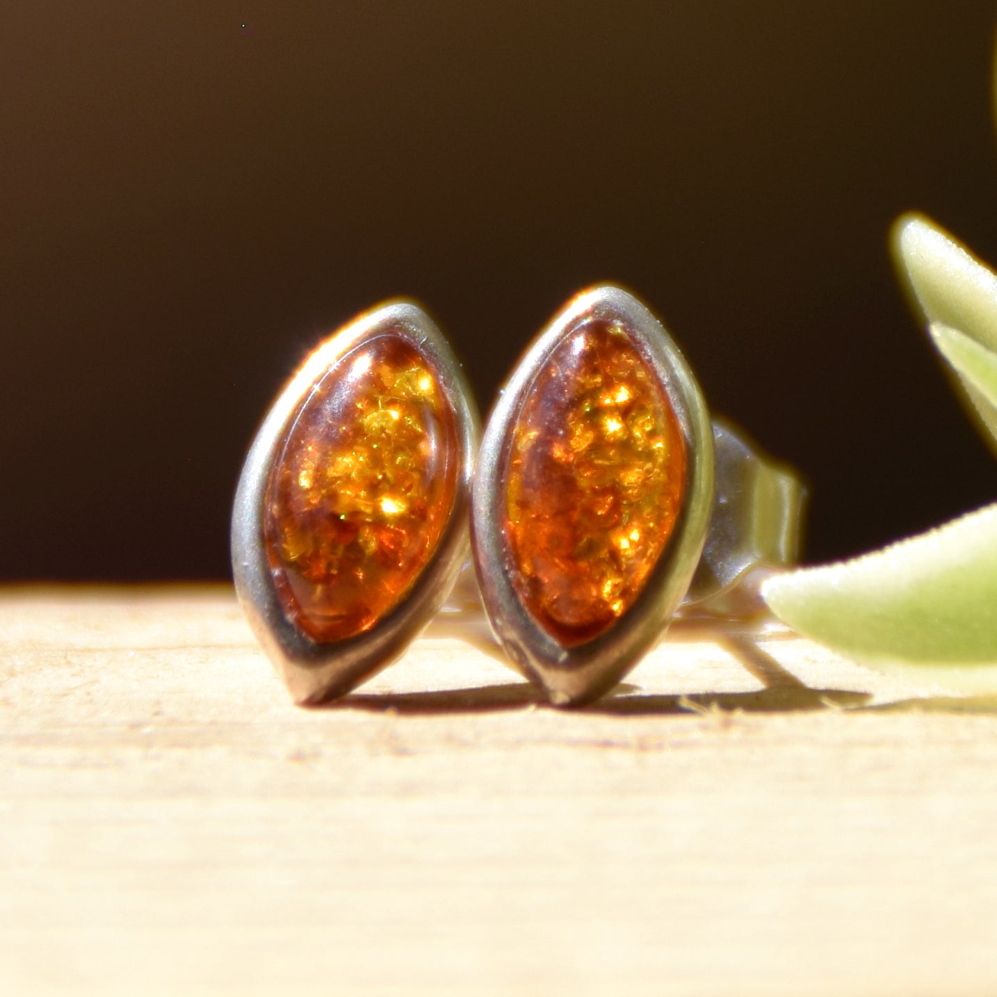 Delicati orecchini a lobo creati in stile essenziale con Ambra naturale color cognac e Argento 925, MJ Baltica, BK181