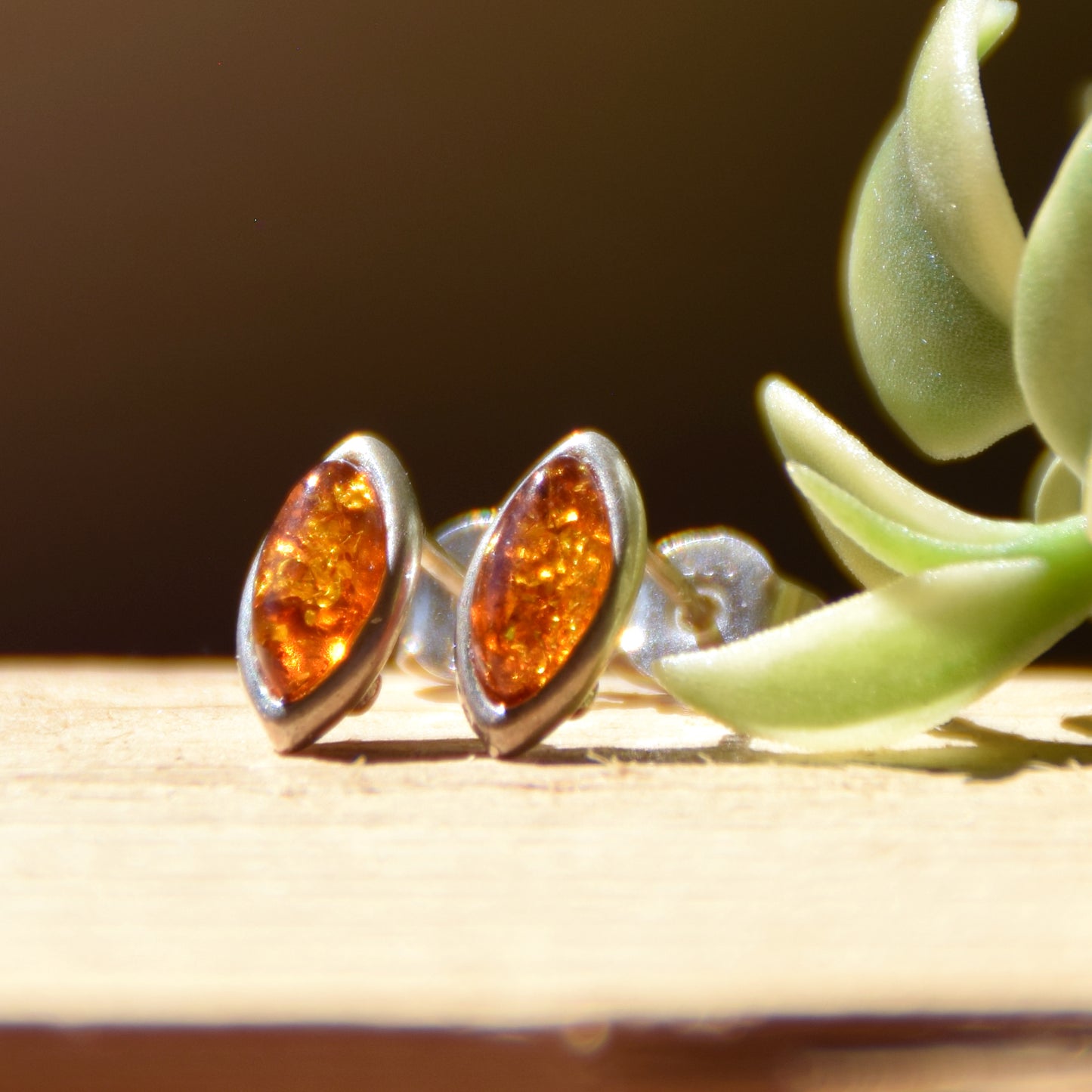 Delicati orecchini a lobo creati in stile essenziale con Ambra naturale color cognac e Argento 925, MJ Baltica, BK181