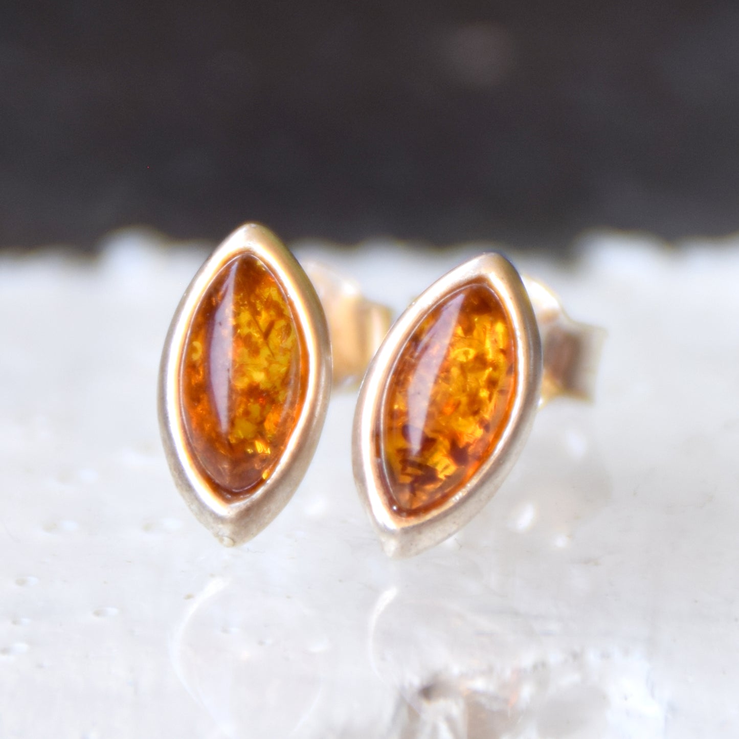 Delicati orecchini a lobo creati in stile essenziale con Ambra naturale color cognac e Argento 925, MJ Baltica, BK181