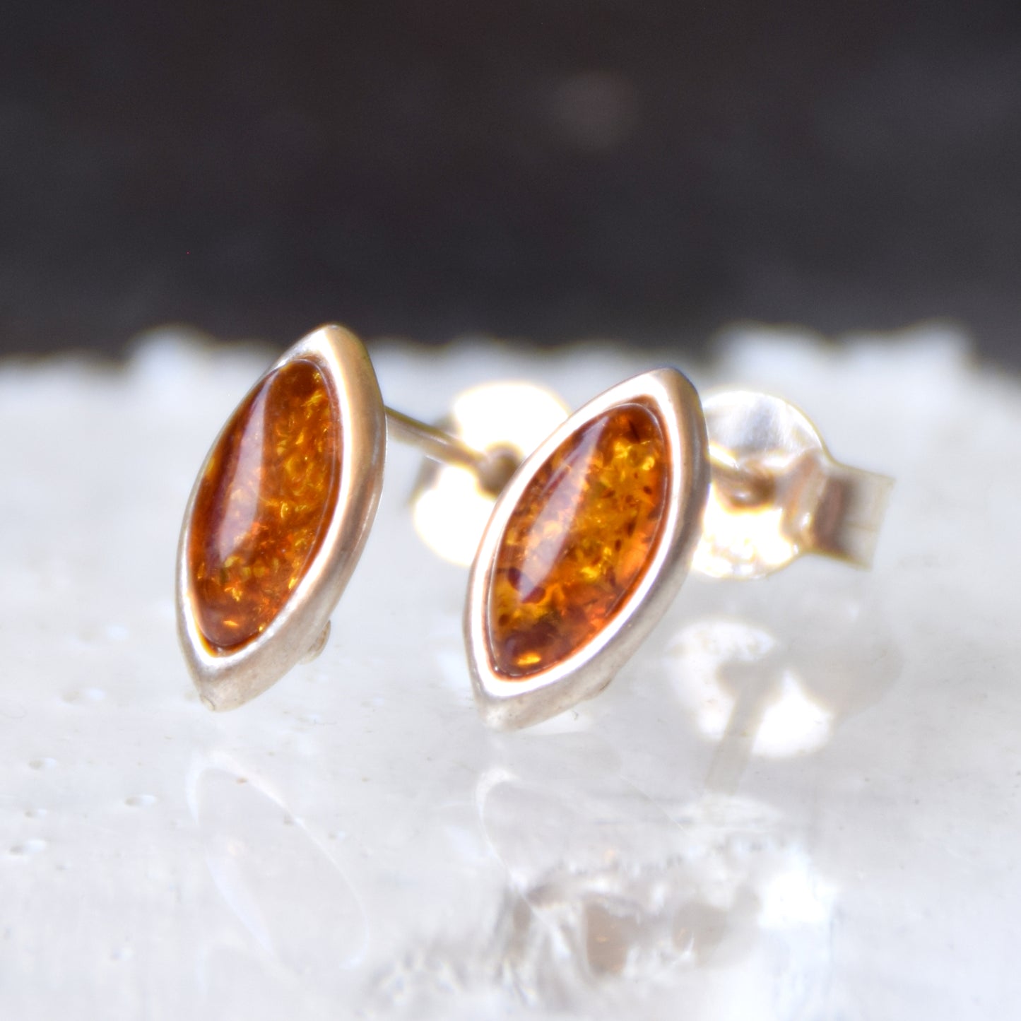 Delicati orecchini a lobo creati in stile essenziale con Ambra naturale color cognac e Argento 925, MJ Baltica, BK181