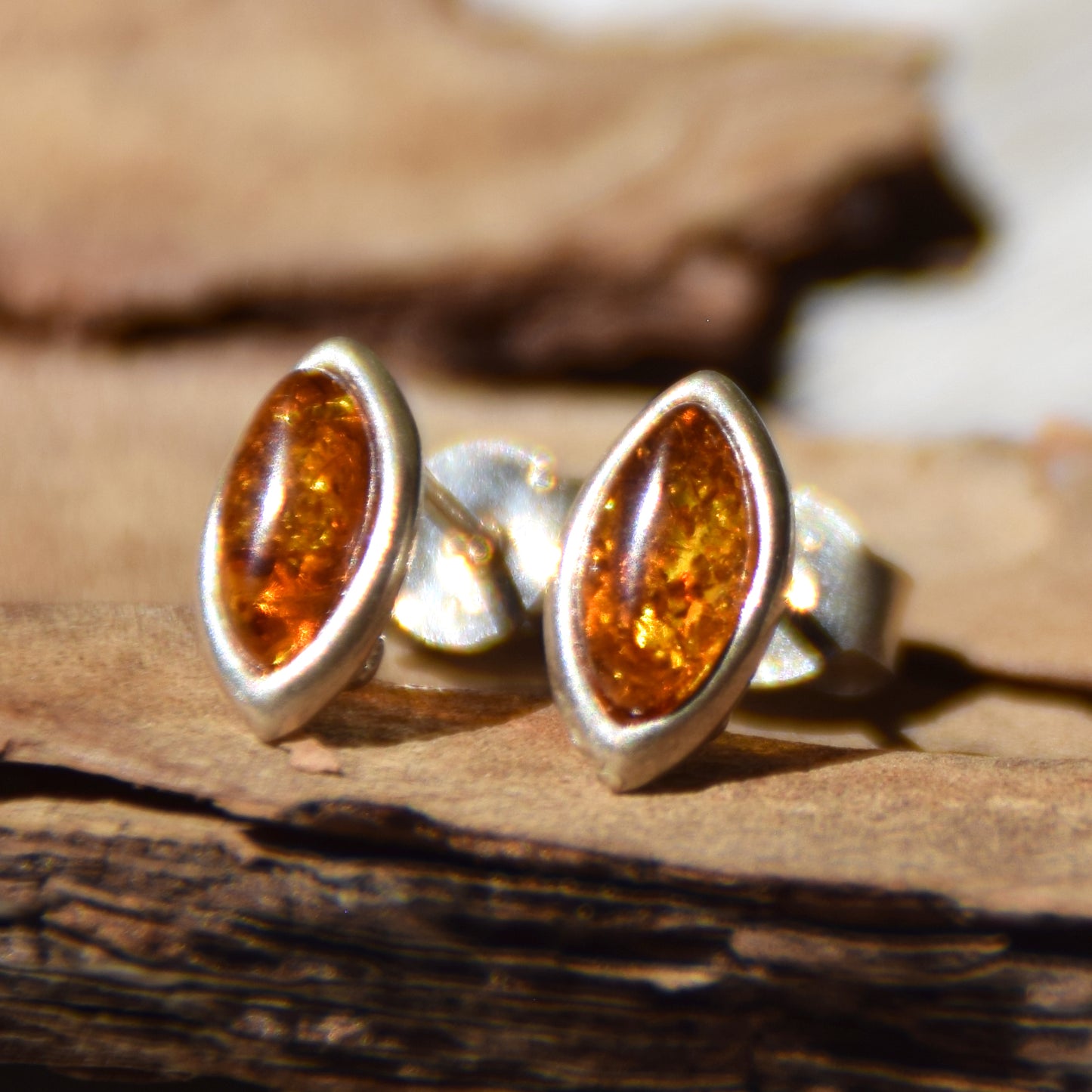 Delicati orecchini a lobo creati in stile essenziale con Ambra naturale color cognac e Argento 925, MJ Baltica, BK181
