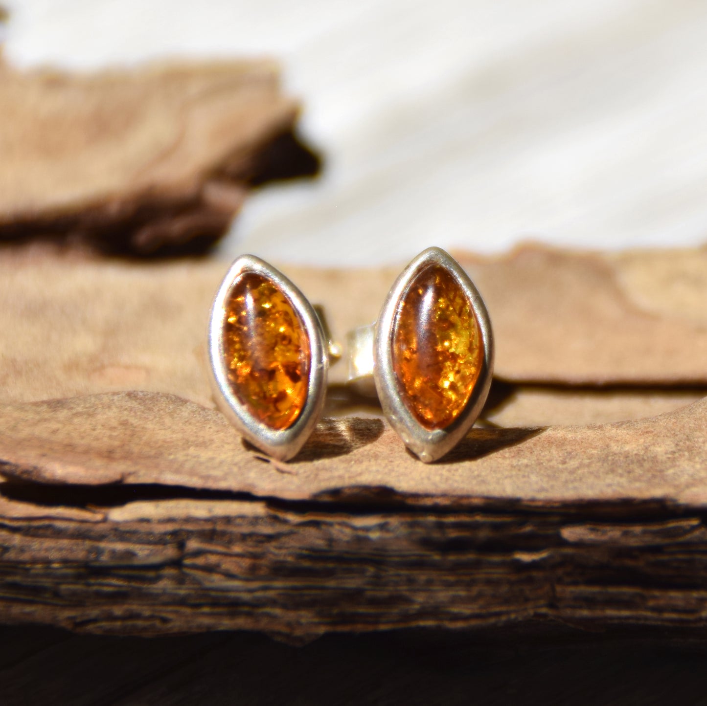 Delicati orecchini a lobo creati in stile essenziale con Ambra naturale color cognac e Argento 925, MJ Baltica, BK181