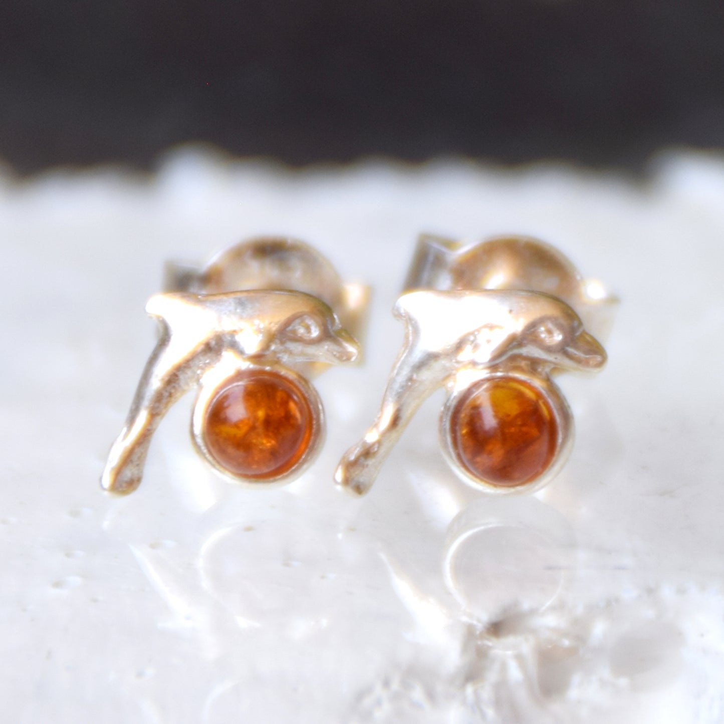 Ohrstecker Delphine aus Natur-Cognac-Bernstein und 925er Silber, MJ Baltica, BK185