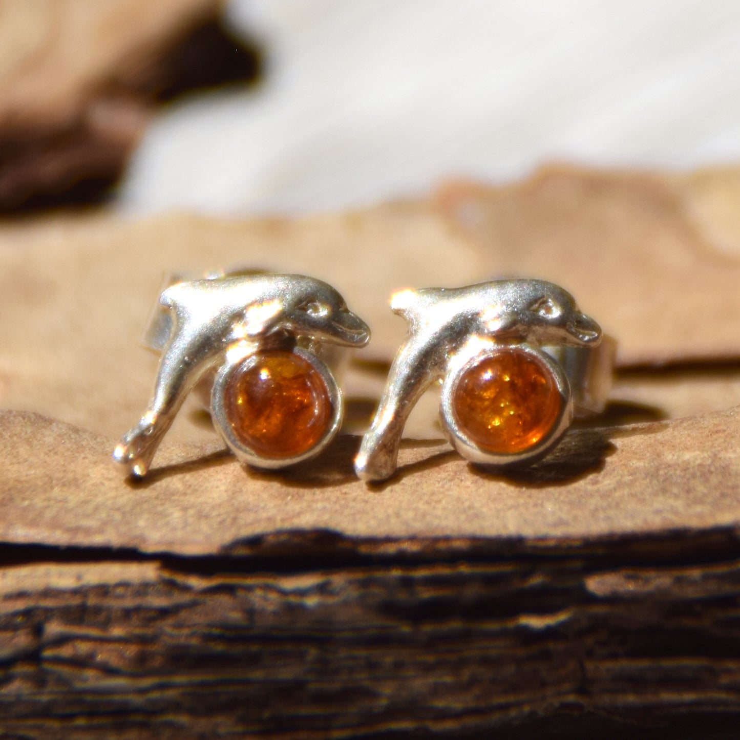 Ohrstecker Delphine aus Natur-Cognac-Bernstein und 925er Silber, MJ Baltica, BK185