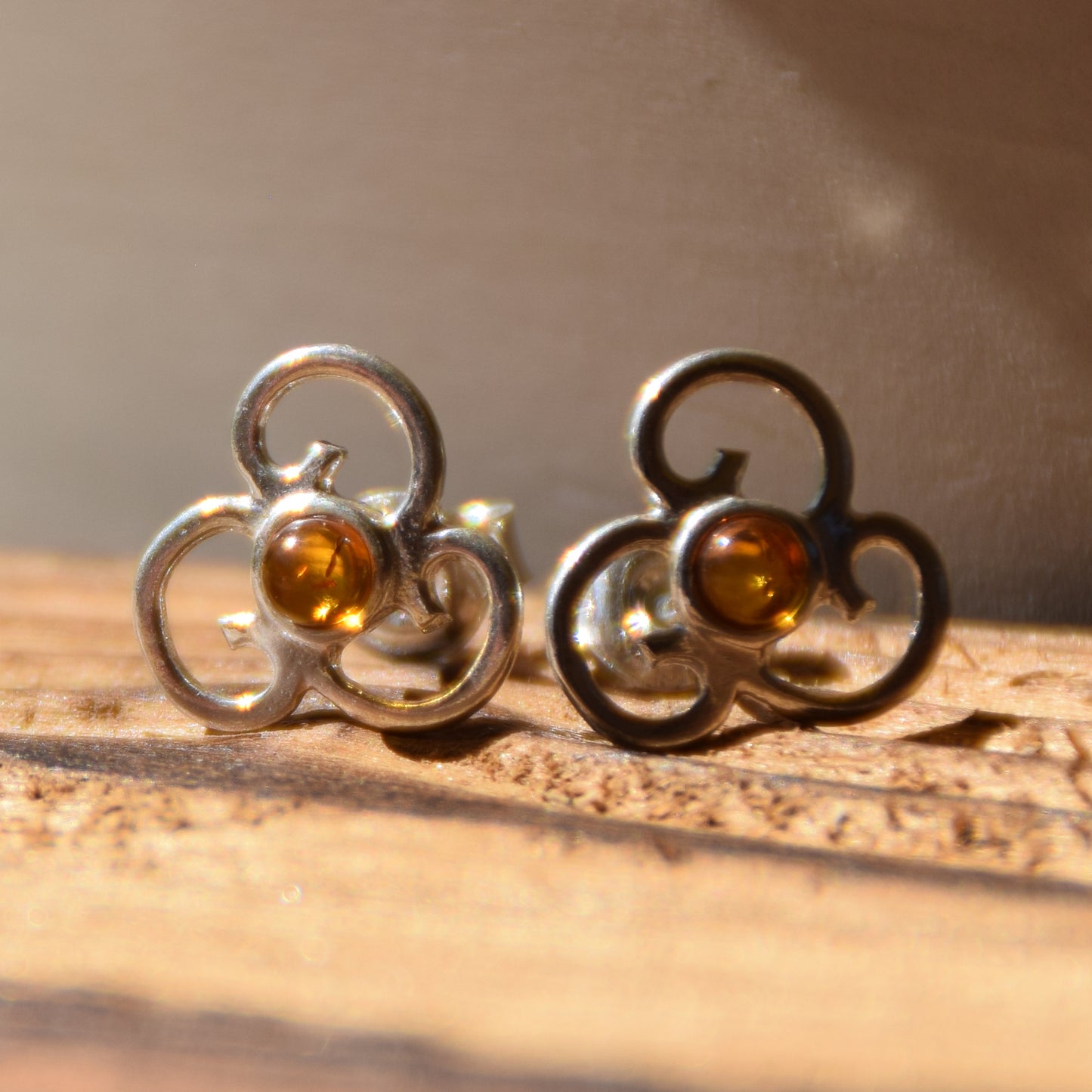 Triskel-Ohrringe aus natürlichem bernsteinfarbenem Cognac und Sterlingsilber 925, MJ Baltica, BK186