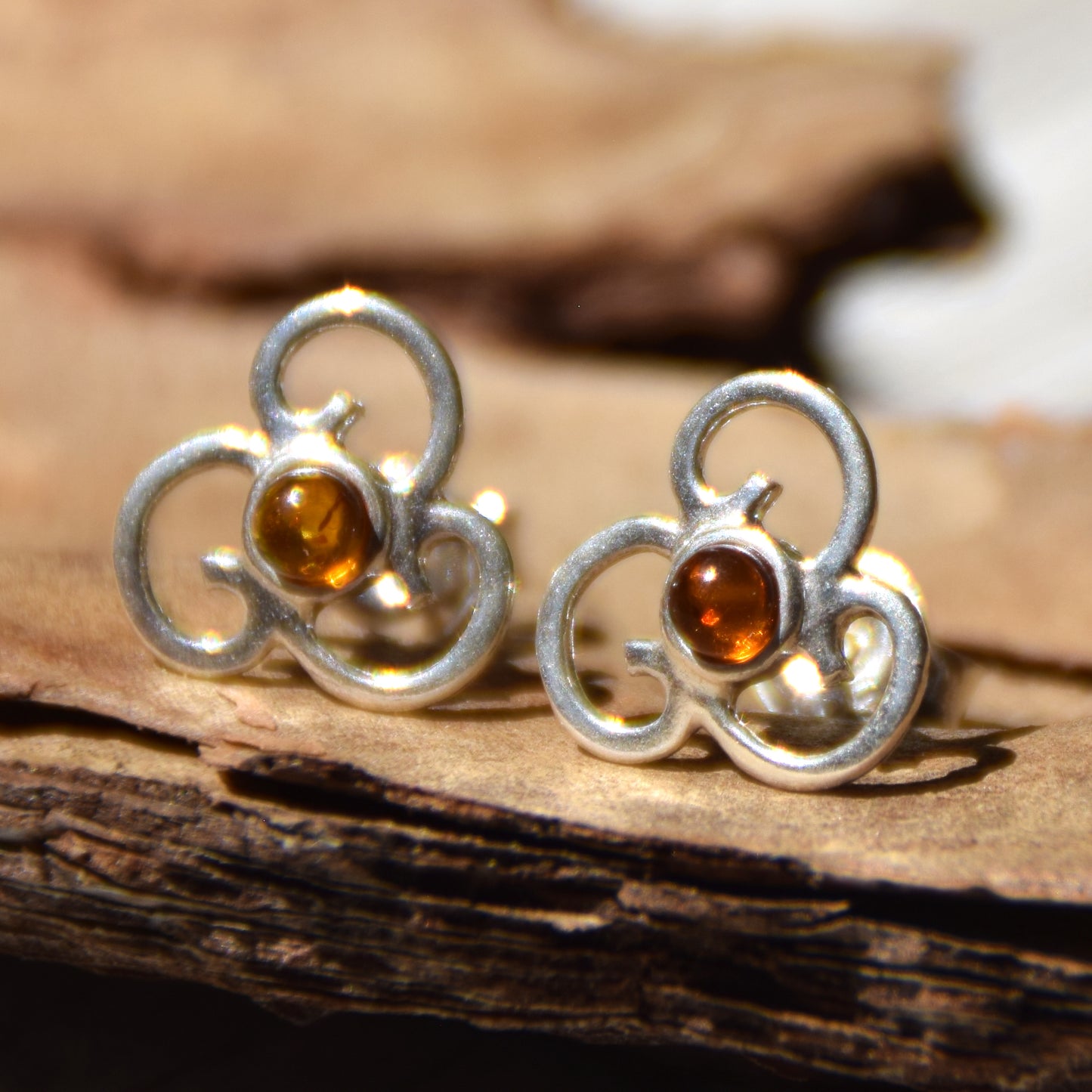 Triskel-Ohrringe aus natürlichem bernsteinfarbenem Cognac und Sterlingsilber 925, MJ Baltica, BK186