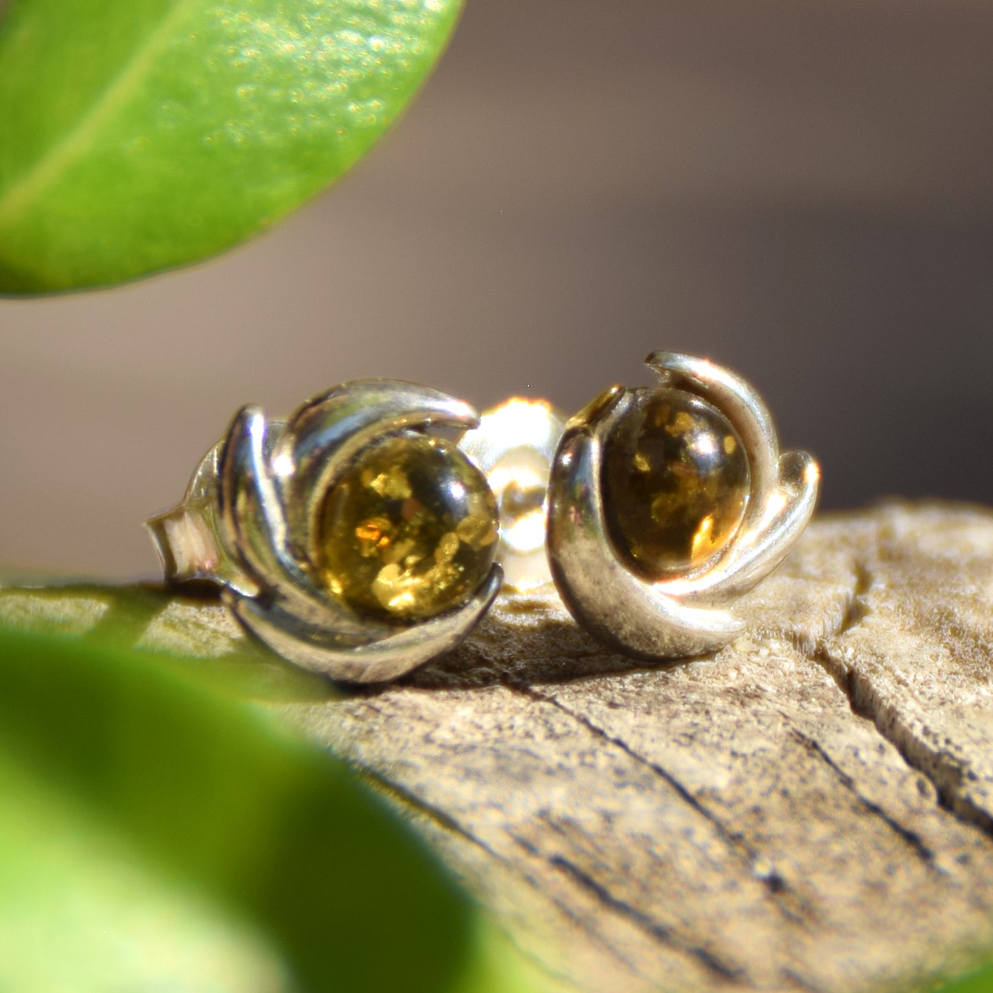 Orecchini a lobo creati con Ambra naturale color verde e Argento 925, MJ Baltica,  BK196