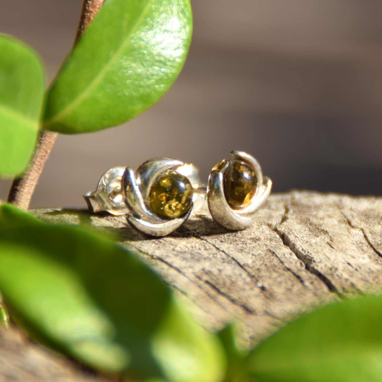 Orecchini a lobo creati con Ambra naturale color verde e Argento 925, MJ Baltica,  BK196