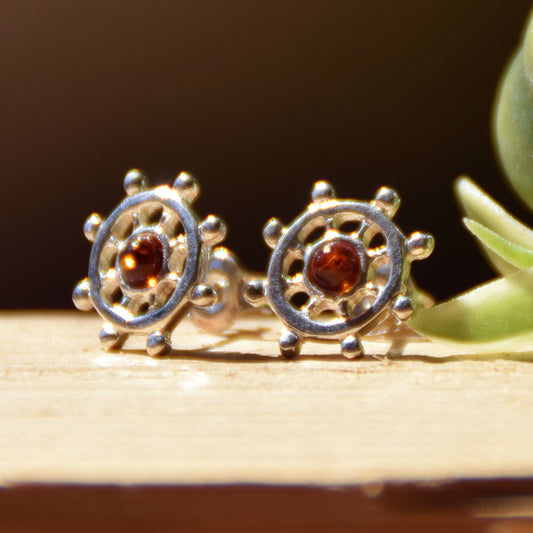 Marine-themed earrings with a cognac-colored natural amber and 925 sterling silver helm, MJ Baltica, BK197