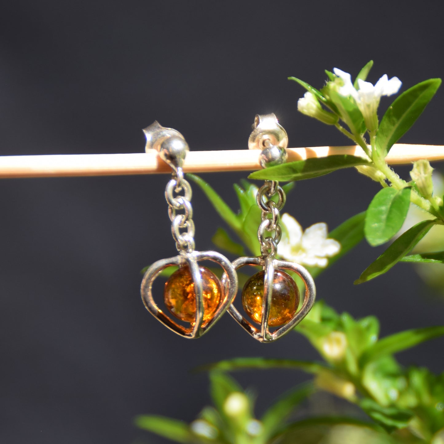 Orecchini pendenti con il cuore in Ambra naturale color cognac e Argento 925, MJ Baltica, BK201