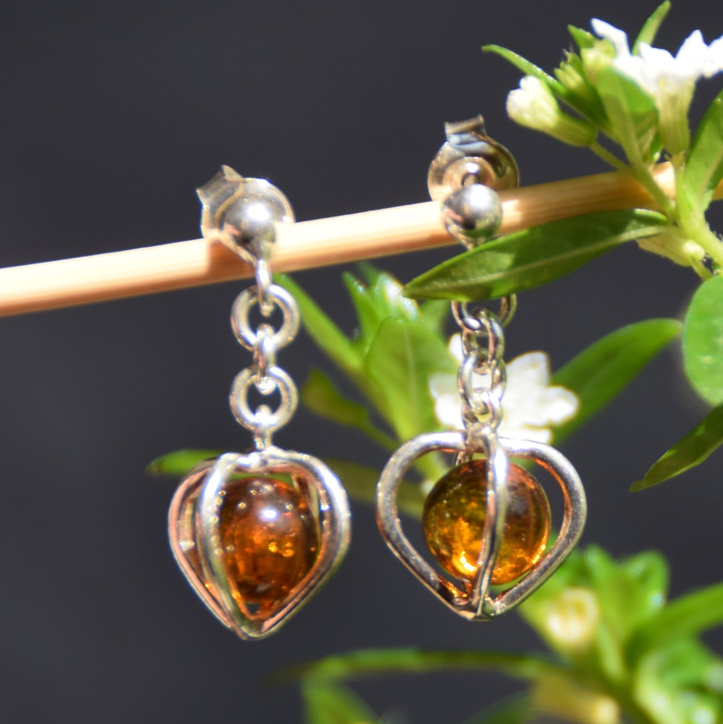 Orecchini pendenti con il cuore in Ambra naturale color cognac e Argento 925, MJ Baltica, BK201