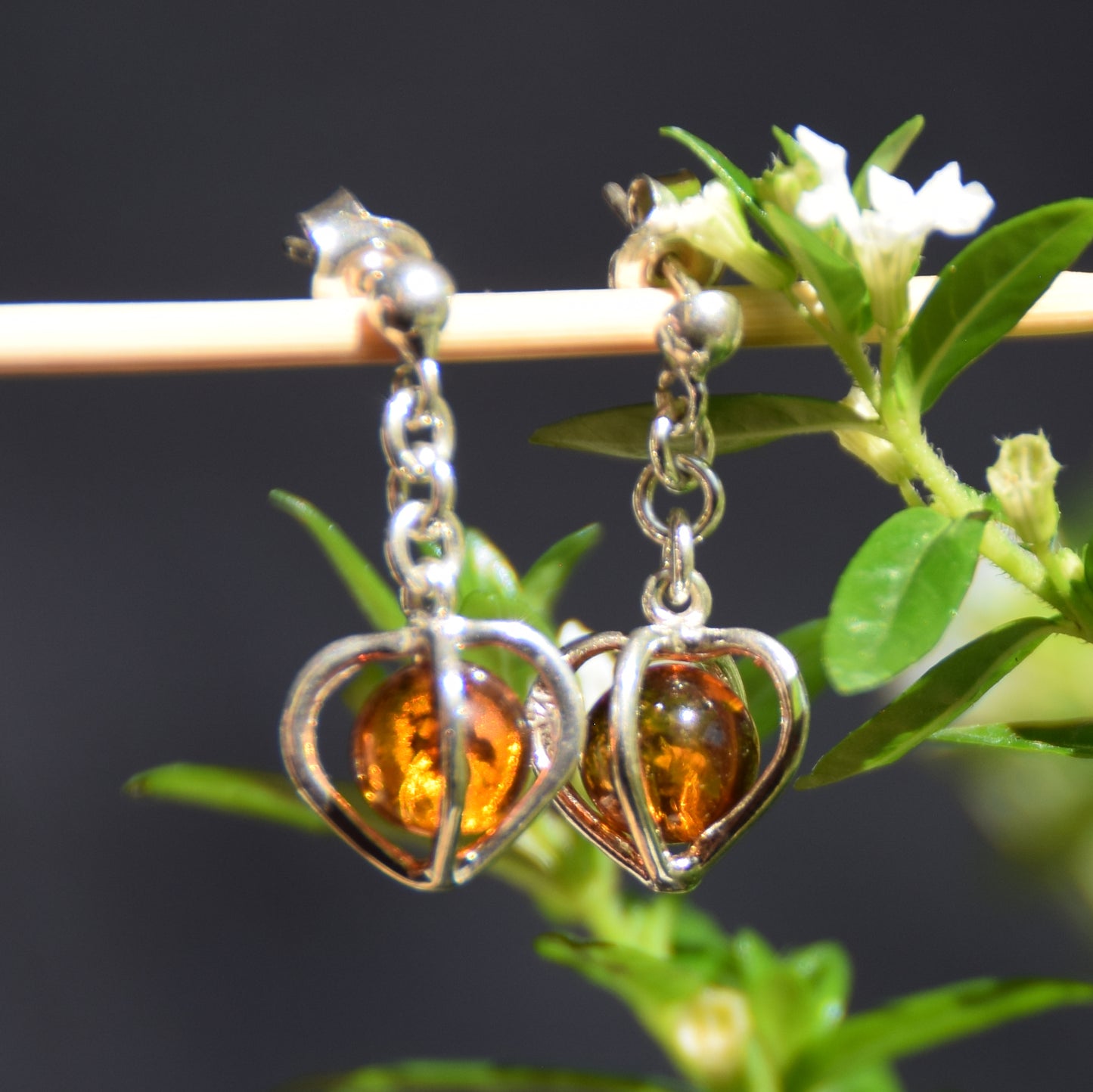 Orecchini pendenti con il cuore in Ambra naturale color cognac e Argento 925, MJ Baltica, BK201