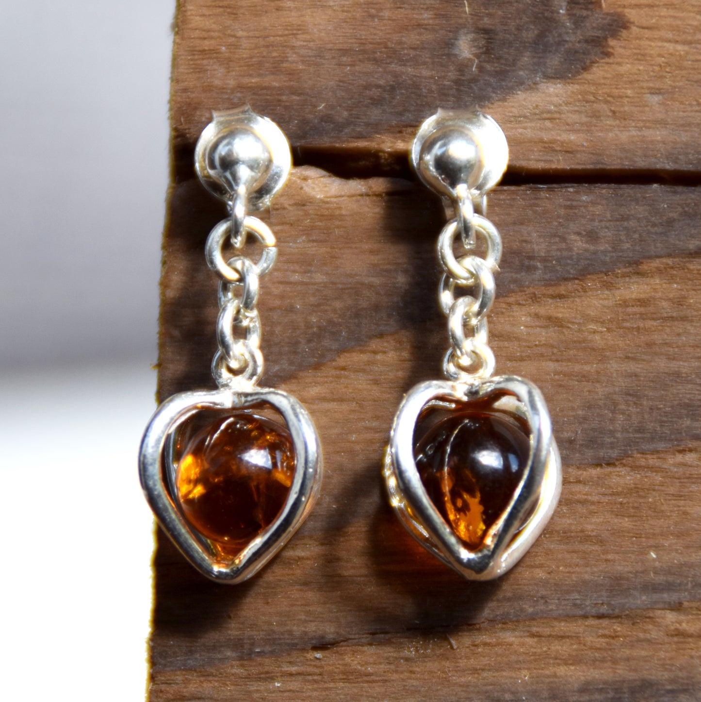 Orecchini pendenti con il cuore in Ambra naturale color cognac e Argento 925, MJ Baltica, BK201
