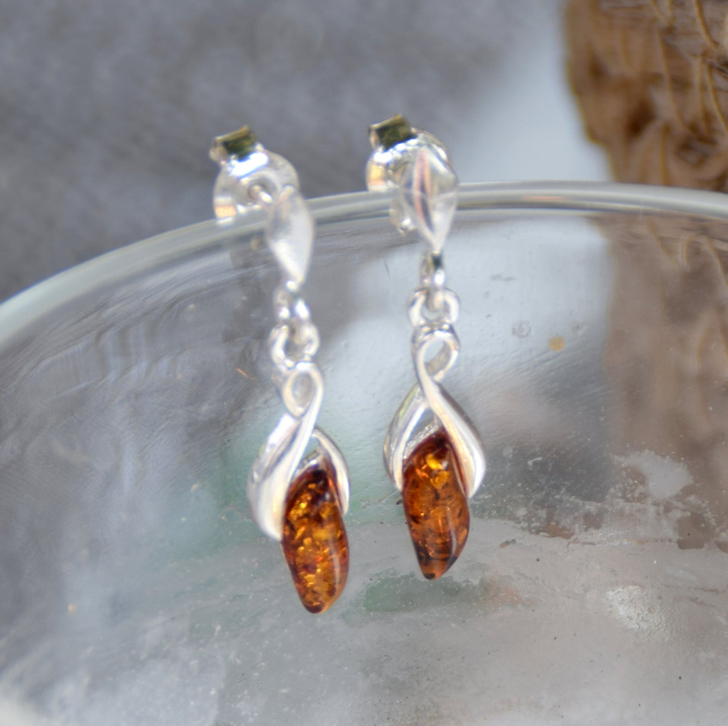 Delicati orecchini pendenti con Ambra naturale color cognac e Argento 925, MJ Baltica, BK202