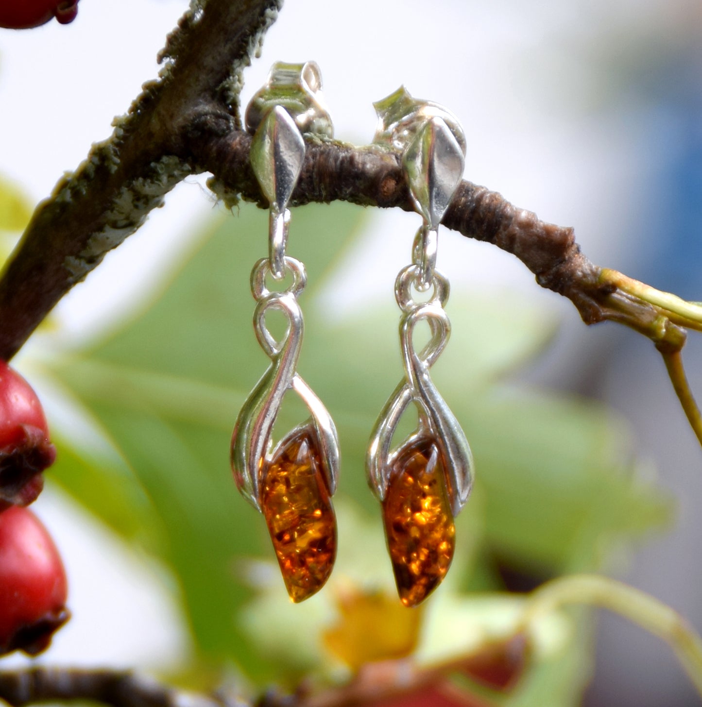Delicati orecchini pendenti con Ambra naturale color cognac e Argento 925, MJ Baltica, BK202
