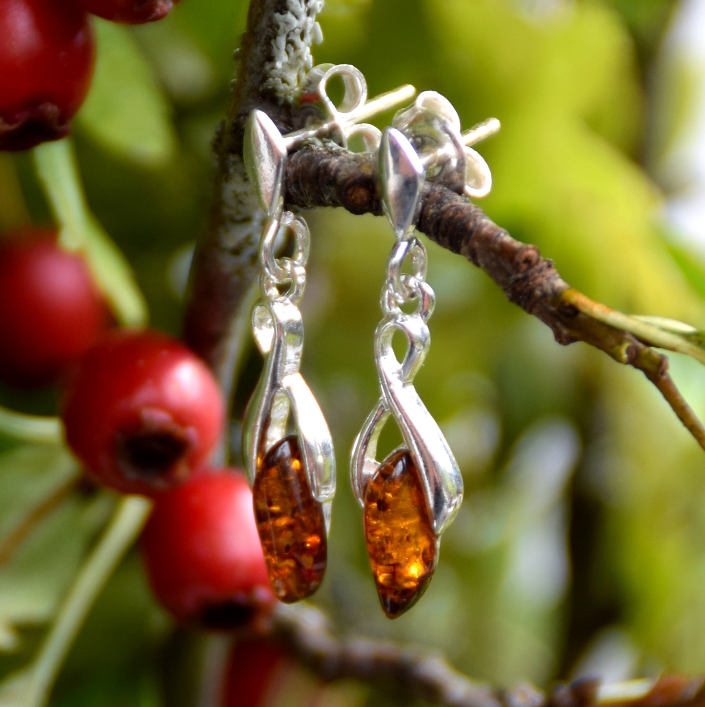 Delicati orecchini pendenti con Ambra naturale color cognac e Argento 925, MJ Baltica, BK202
