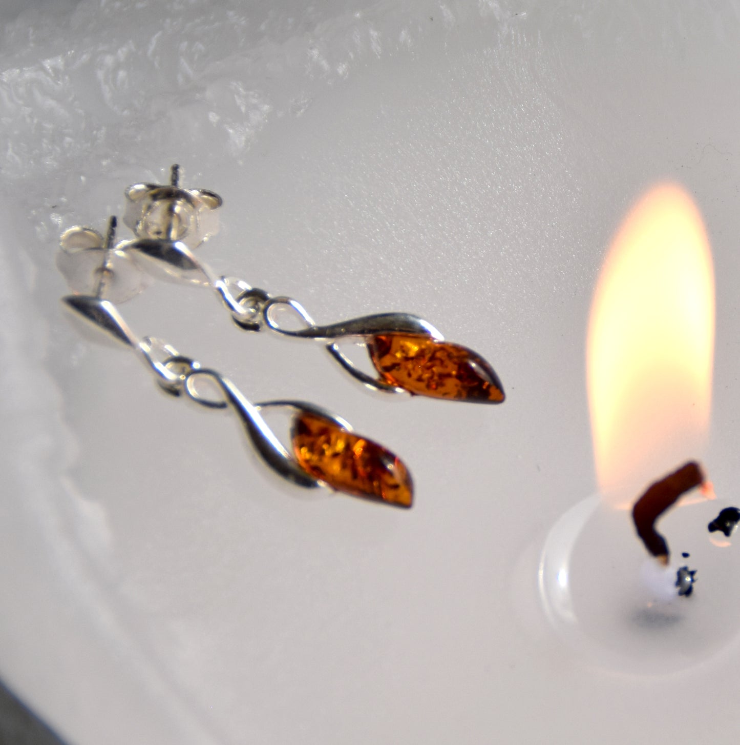 Delicati orecchini pendenti con Ambra naturale color cognac e Argento 925, MJ Baltica, BK202