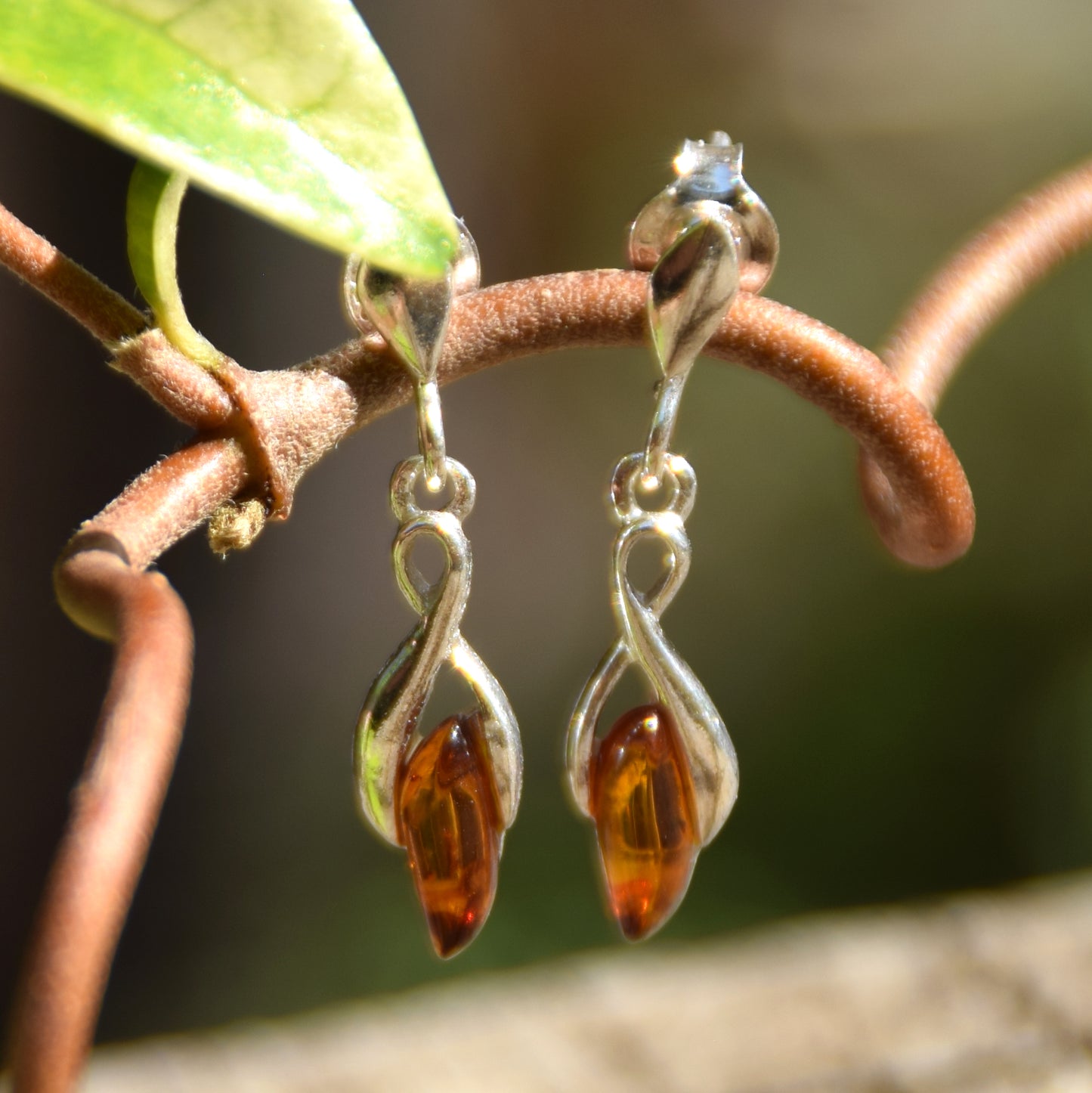 Delicati orecchini pendenti con Ambra naturale color cognac e Argento 925, MJ Baltica, BK202