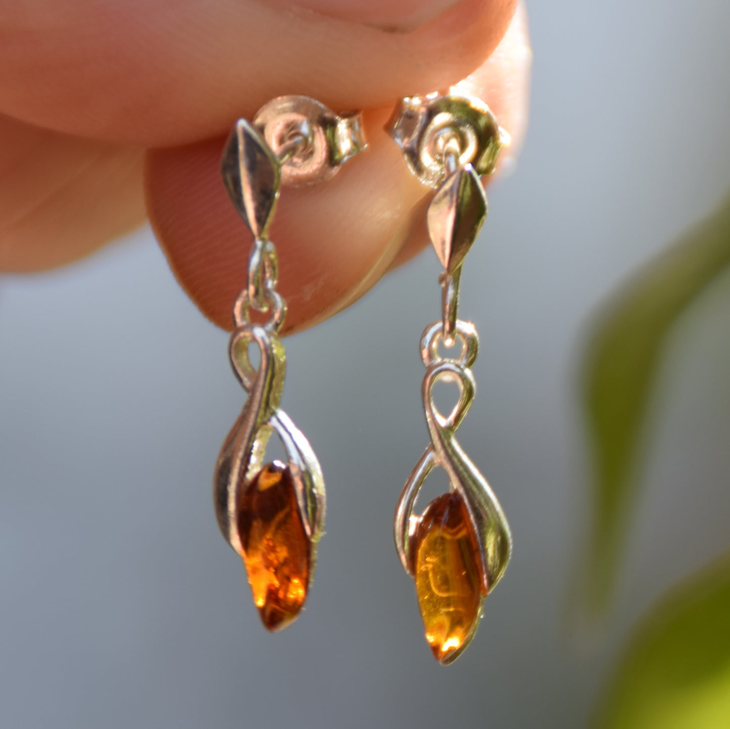 Delicati orecchini pendenti con Ambra naturale color cognac e Argento 925, MJ Baltica, BK202