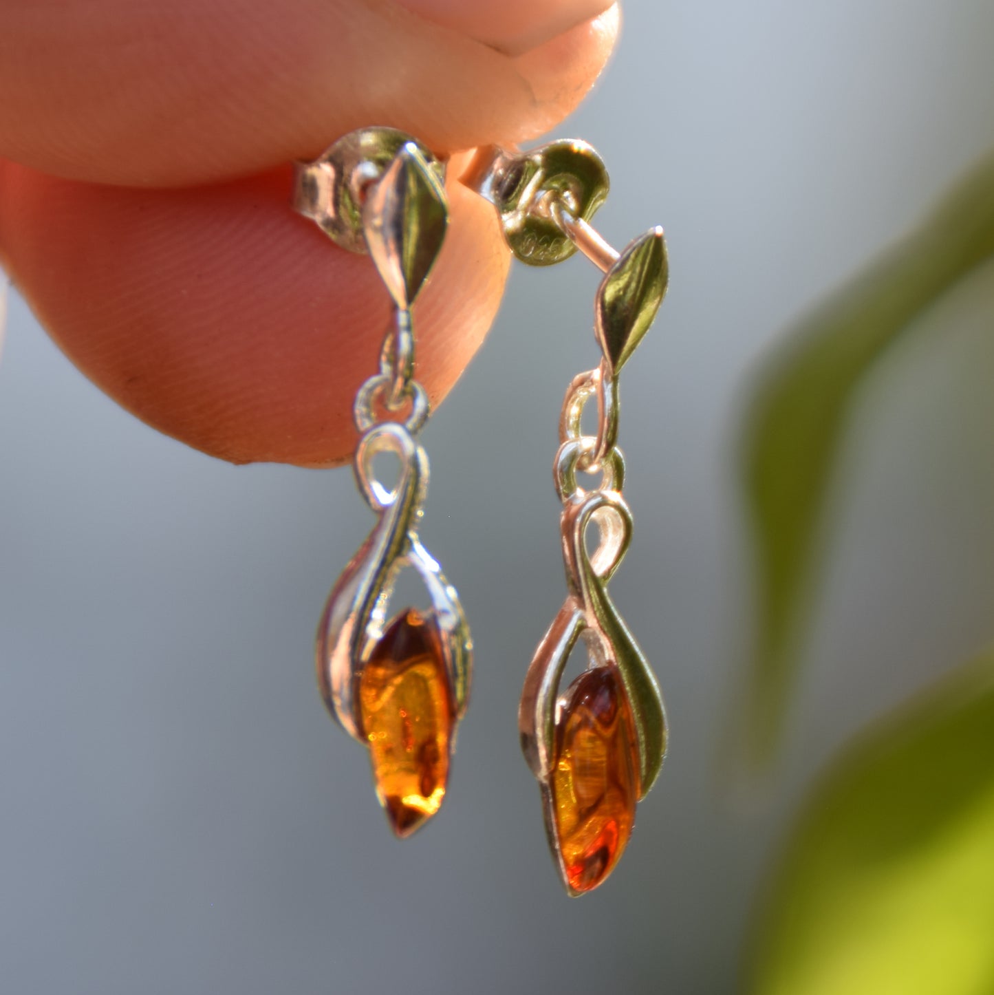 Delicati orecchini pendenti con Ambra naturale color cognac e Argento 925, MJ Baltica, BK202